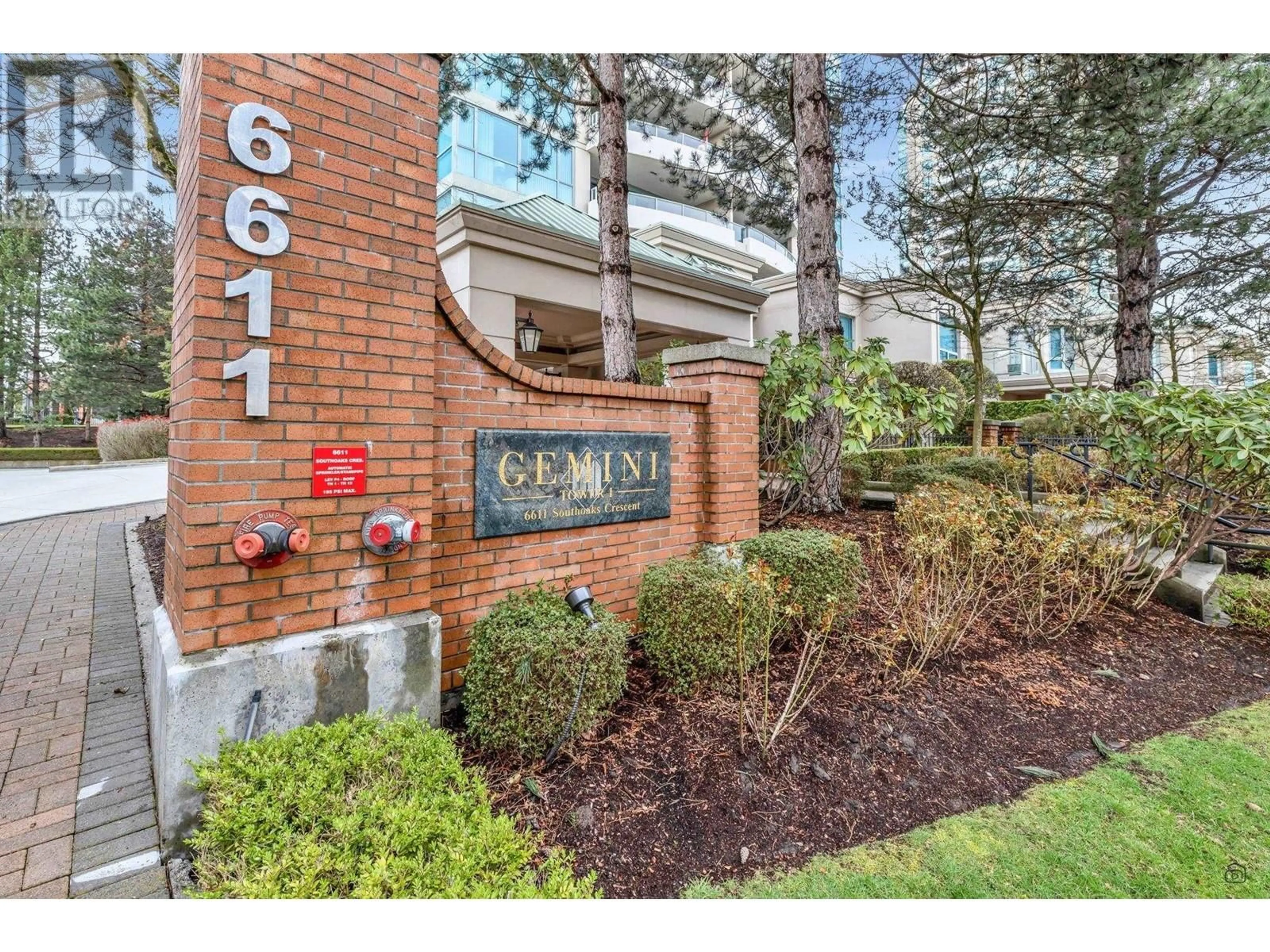 Indoor foyer for 207 - 6611 SOUTHOAKS CRESCENT, Burnaby British Columbia V5E4L5