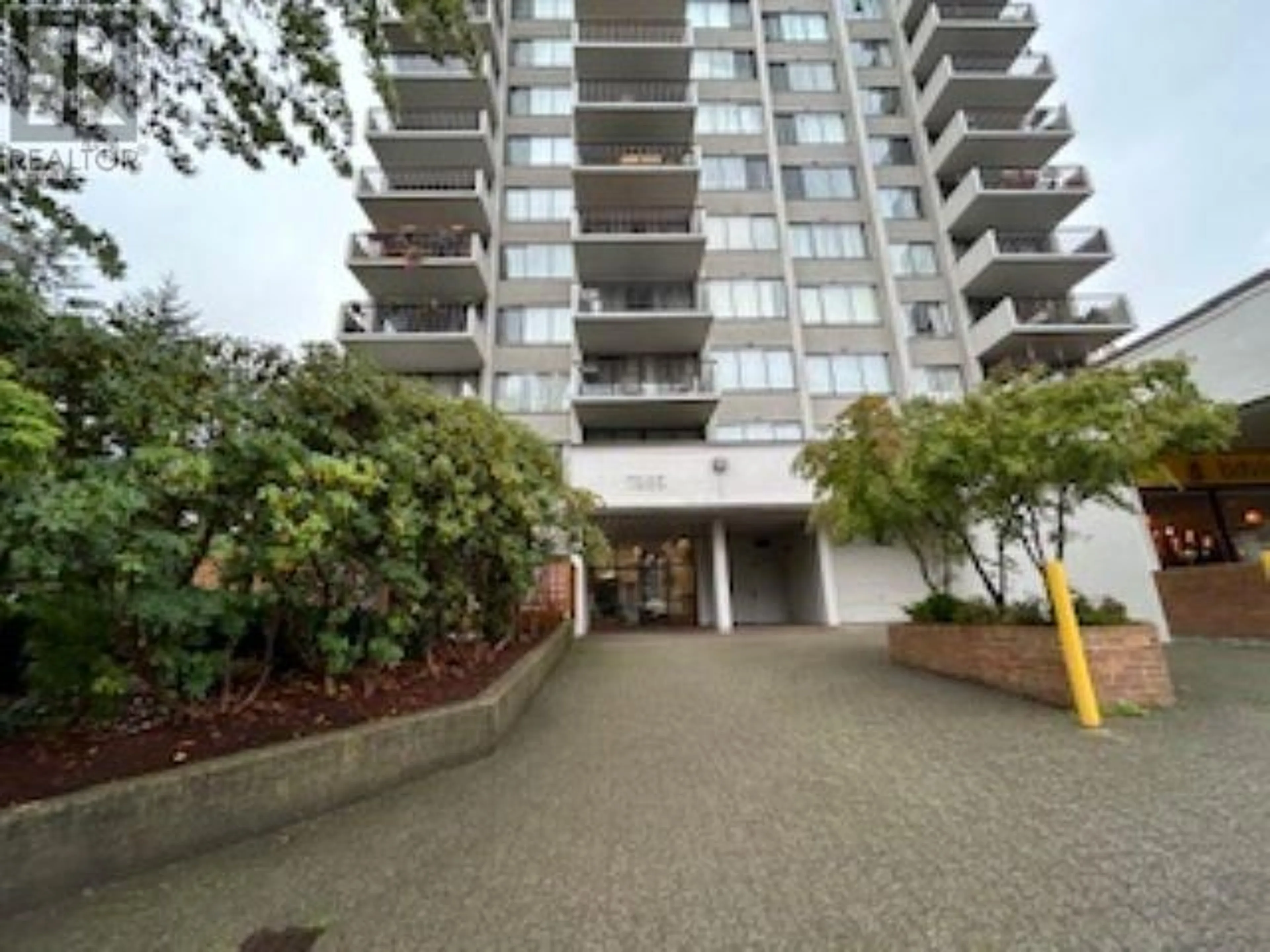 Indoor foyer for 306 - 7235 SALISBURY AVENUE, Burnaby British Columbia V5E4E6