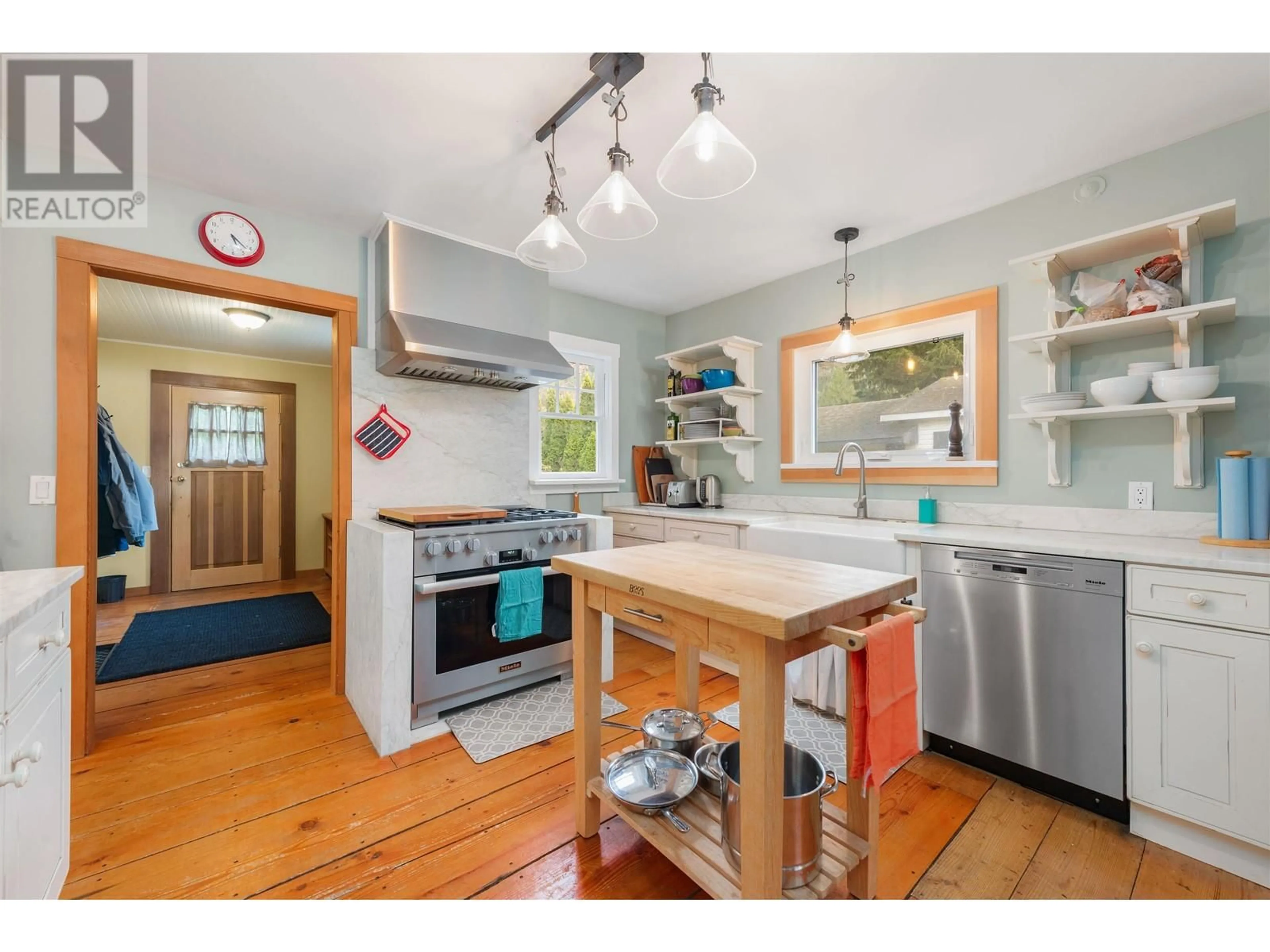 Standard kitchen, unknown for 633 SHAUGHNESSY PLACE, Britannia Beach British Columbia V8B1J1