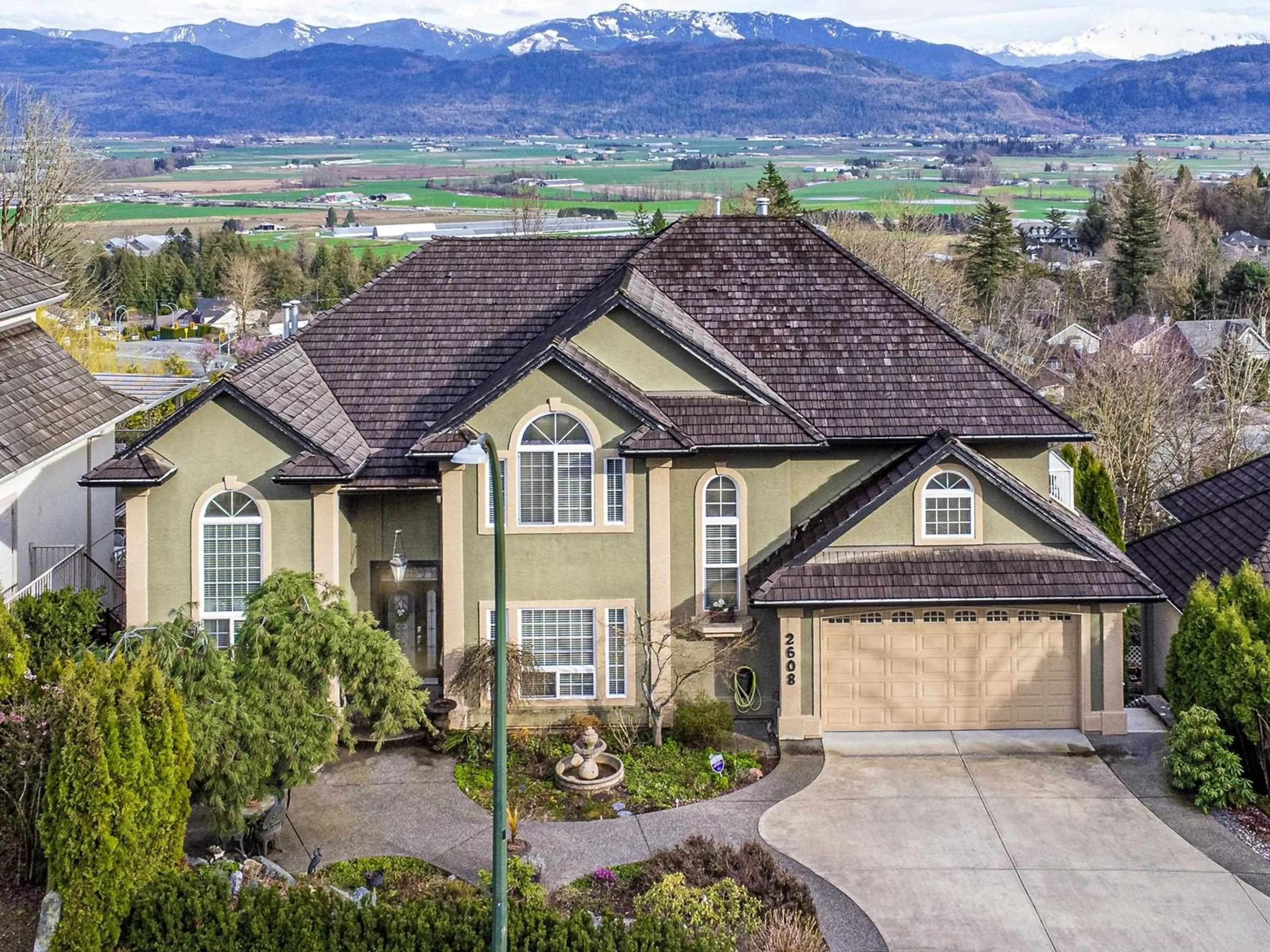 A pic from outside/outdoor area/front of a property/back of a property/a pic from drone, mountain view for 2608 STONECROFT, Abbotsford British Columbia V3G1K8