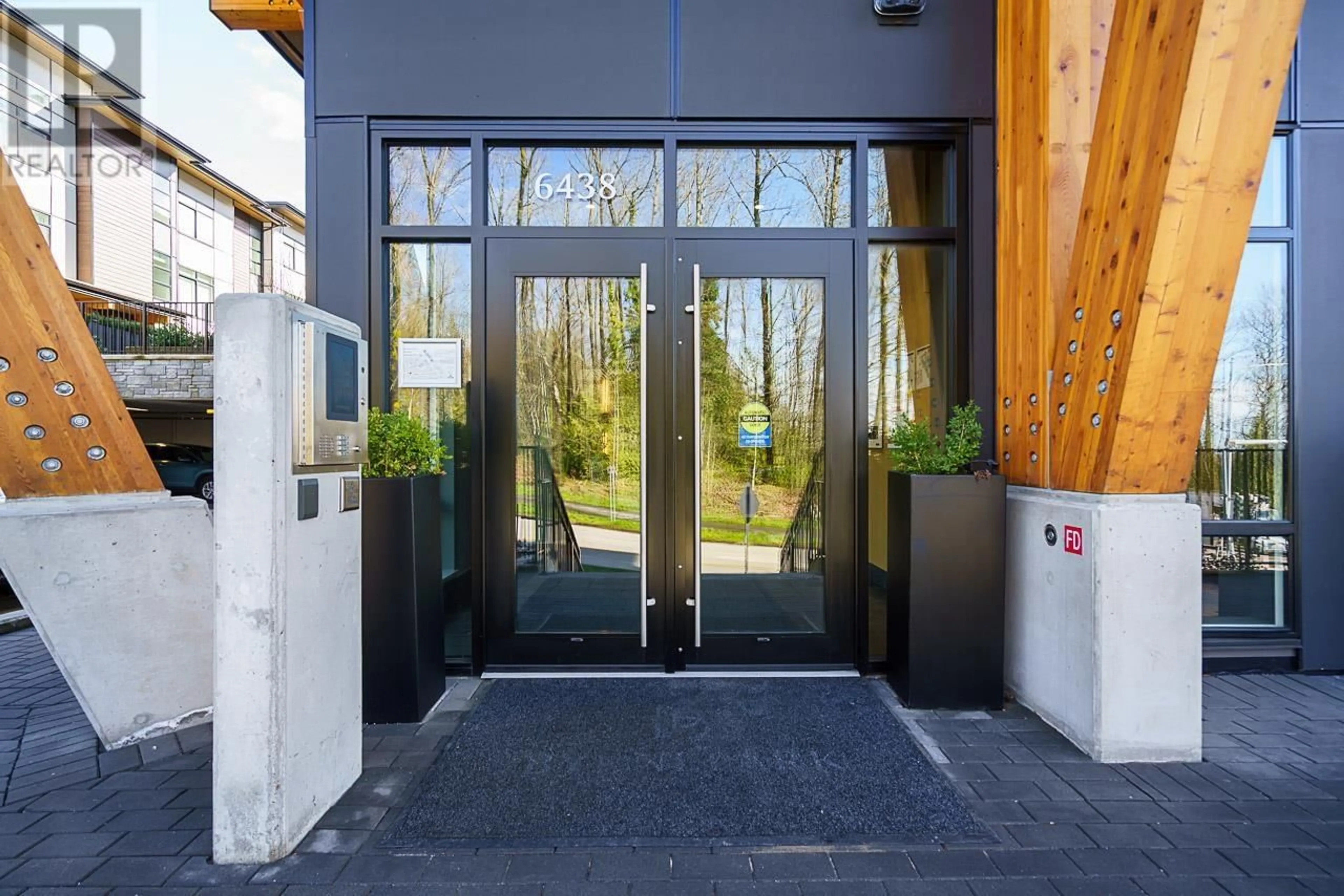 Indoor foyer for 510 - 6438 BYRNEPARK DRIVE, Burnaby British Columbia V3N0J1