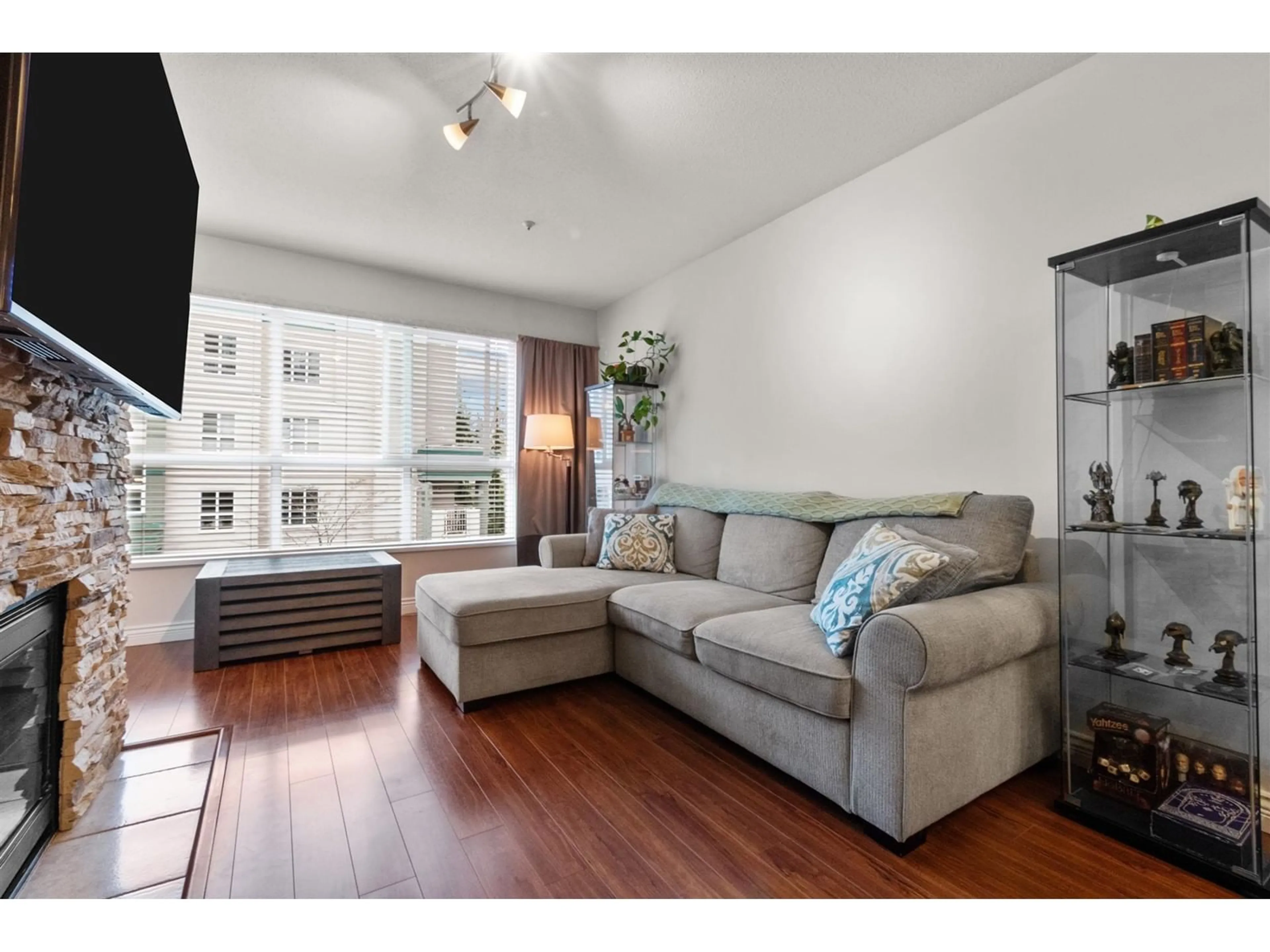 Living room with furniture, wood/laminate floor for 303 - 13860 70, Surrey British Columbia V3W0S1