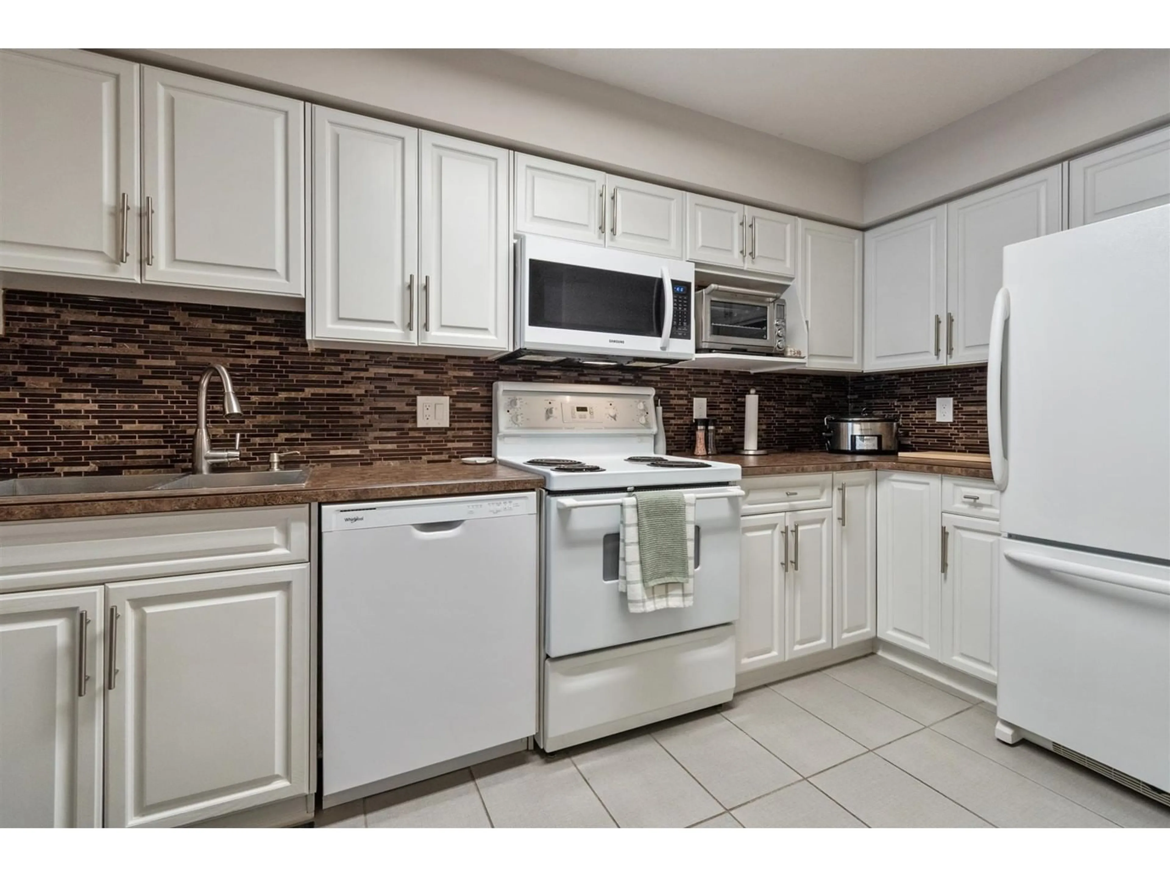 Standard kitchen, ceramic/tile floor for 303 - 13860 70, Surrey British Columbia V3W0S1