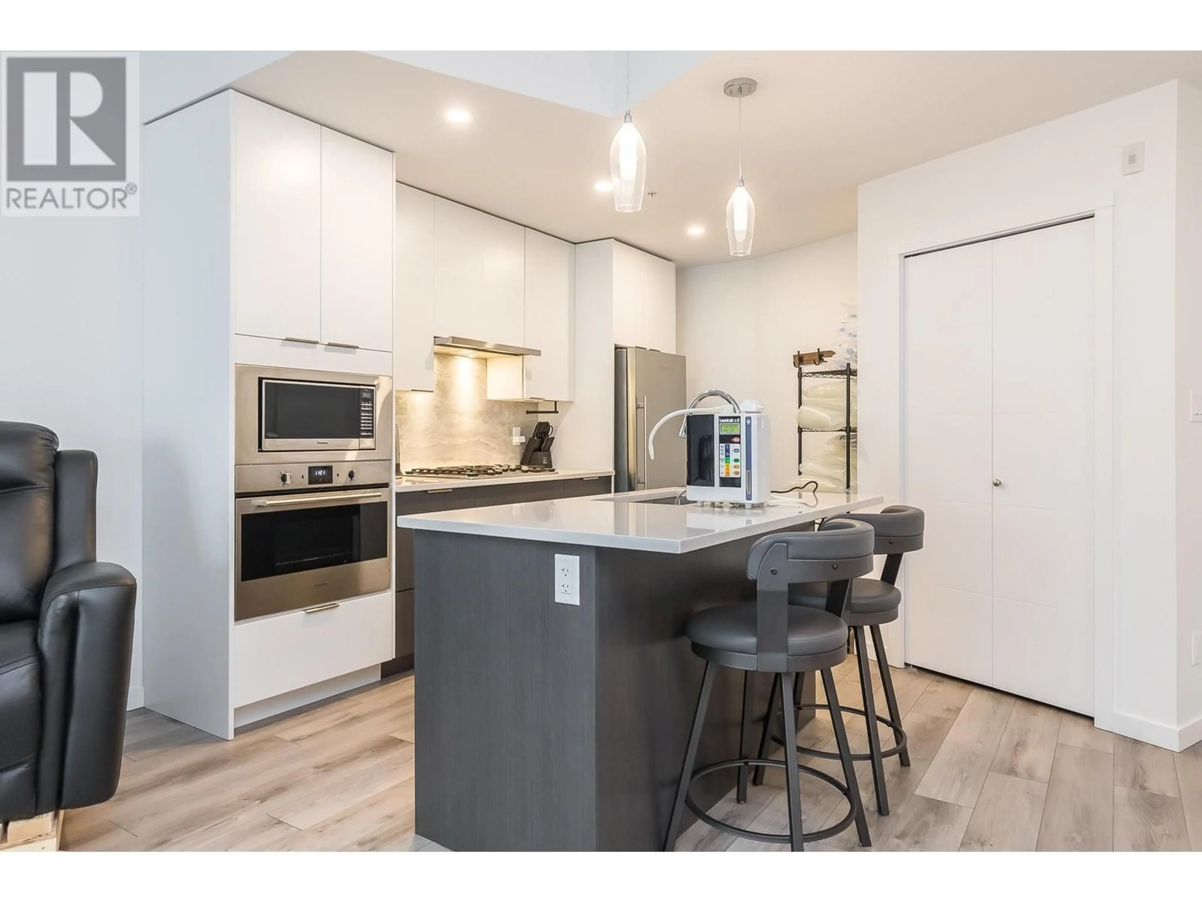 Open concept kitchen, wood/laminate floor for 403 - 11641 227 STREET, Maple Ridge British Columbia V2X2L9