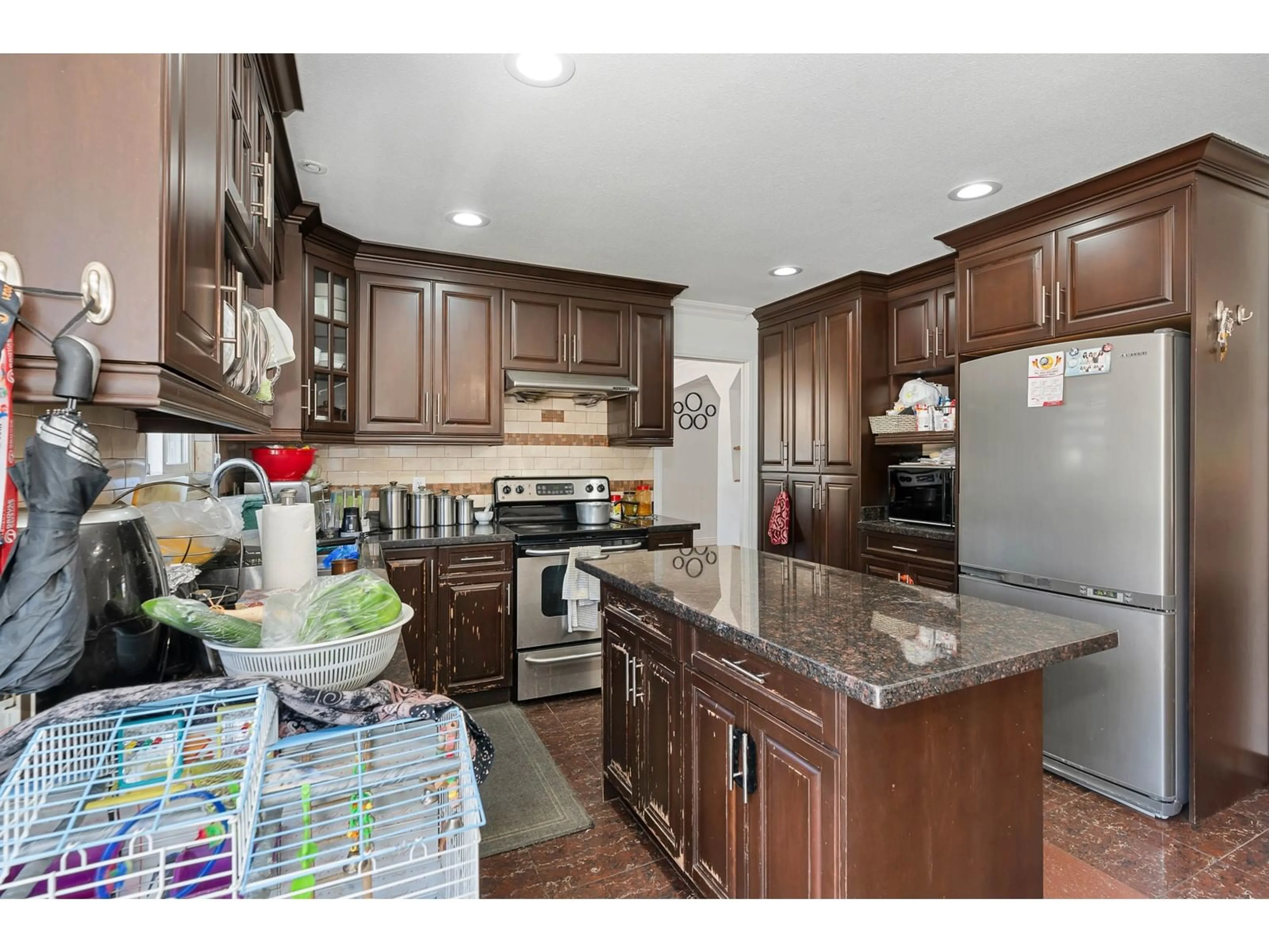 Open concept kitchen, ceramic/tile floor for 8724 128, Surrey British Columbia V3W4G6