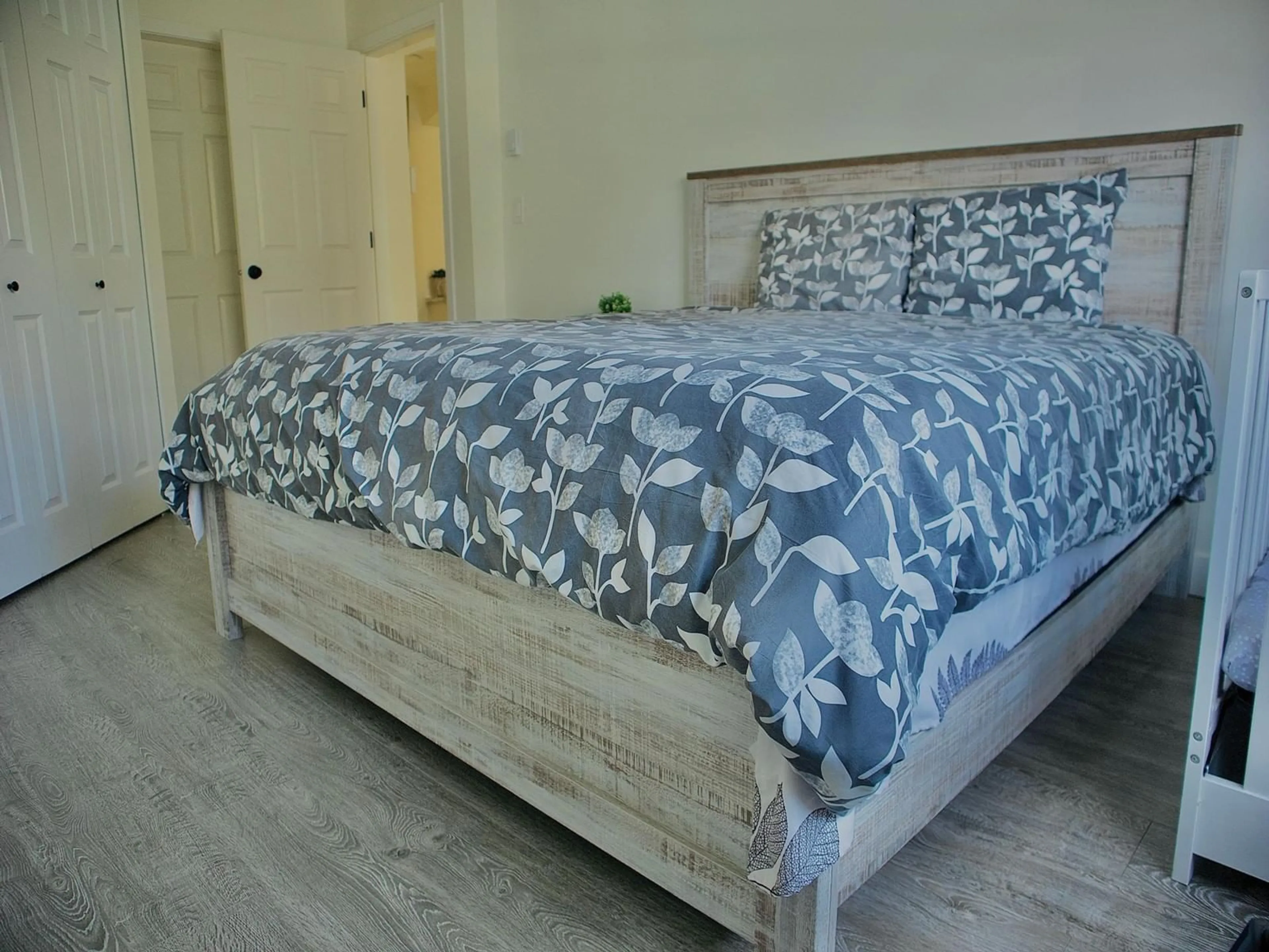 Bedroom with bed, wood/laminate floor for 113 - 20145 55A, Langley British Columbia V3A8L6