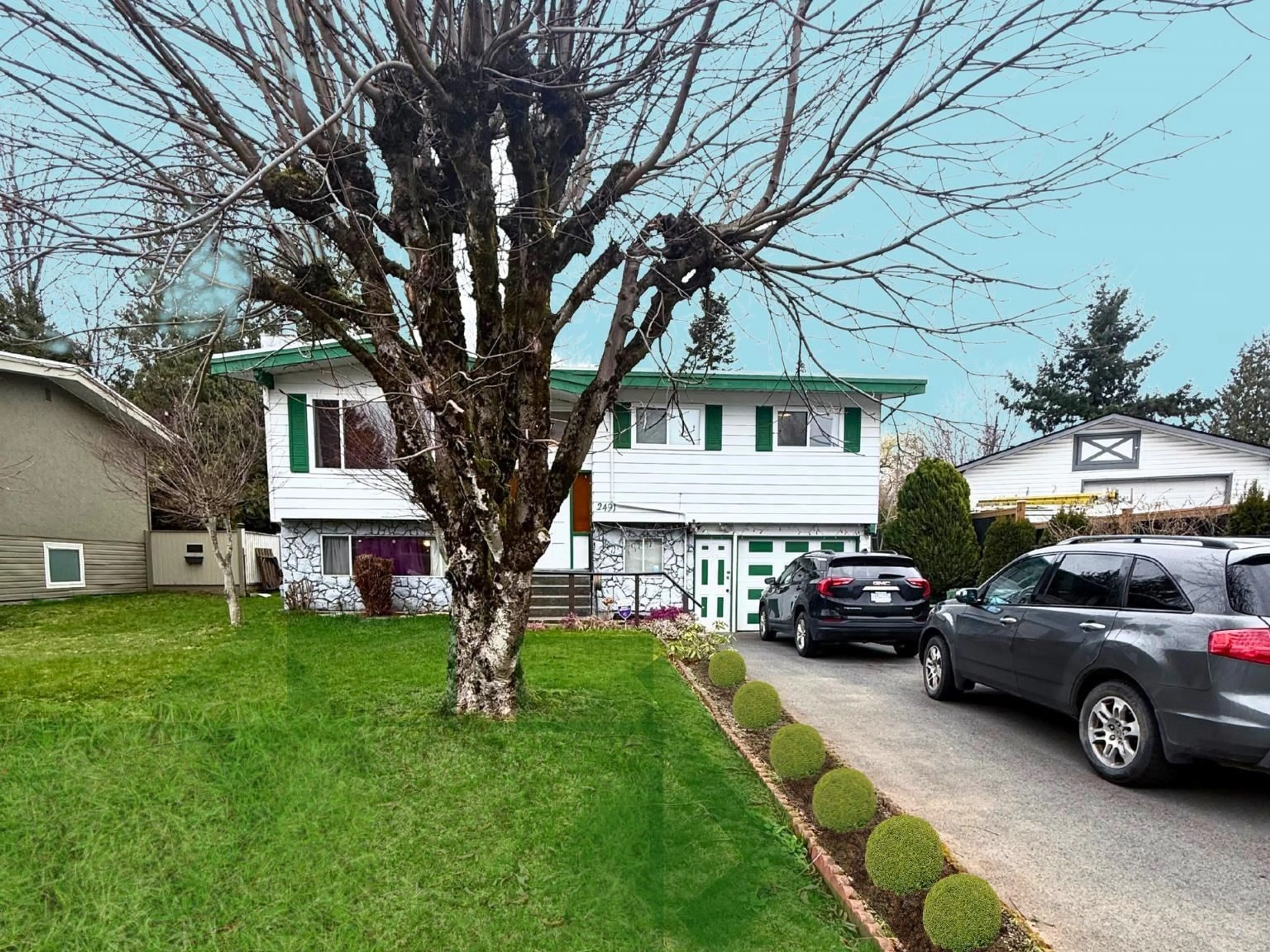 A pic from outside/outdoor area/front of a property/back of a property/a pic from drone, street for 2491 ALADDIN, Abbotsford British Columbia V2S5K7