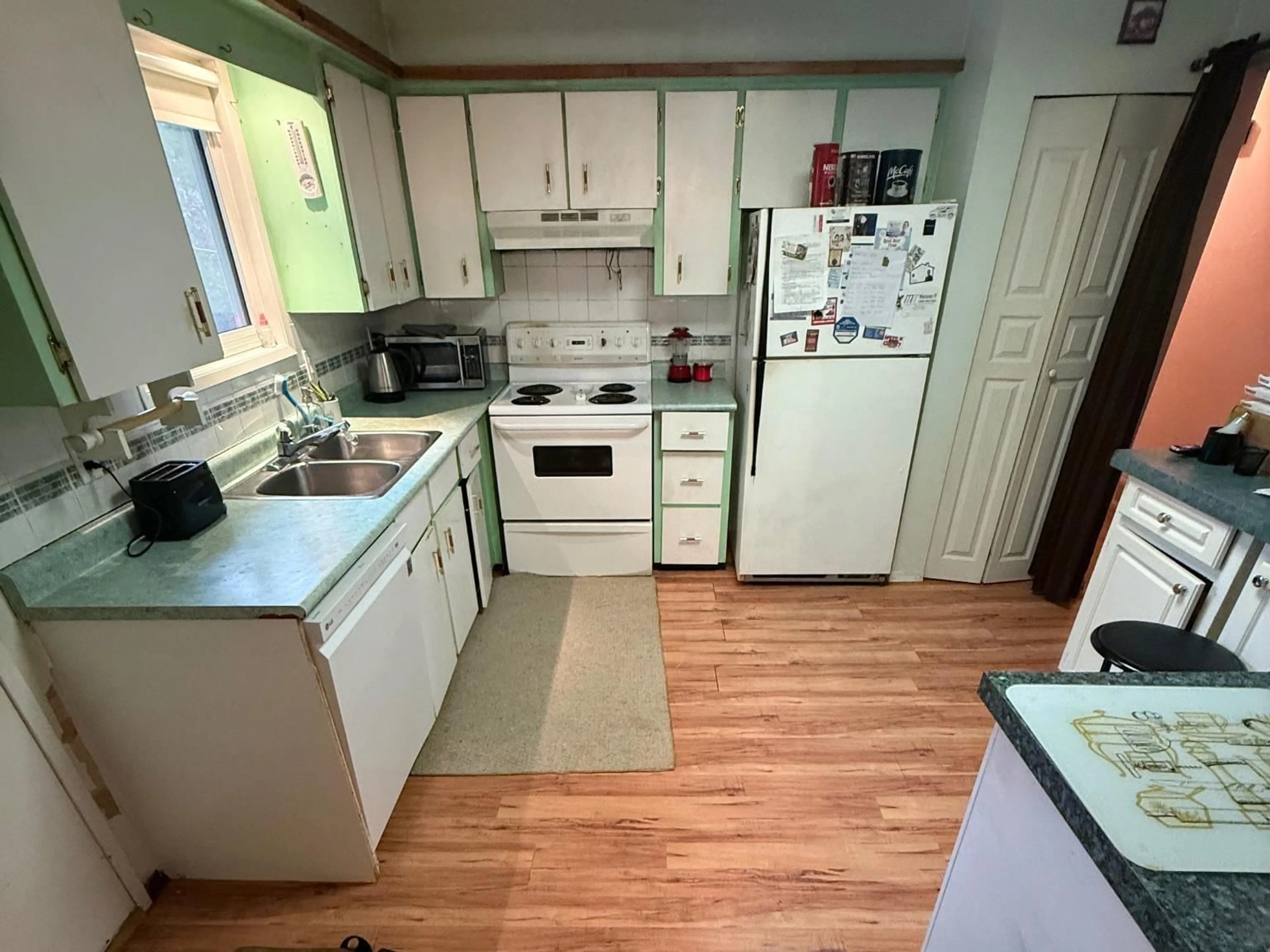 Standard kitchen, unknown for 2491 ALADDIN, Abbotsford British Columbia V2S5K7