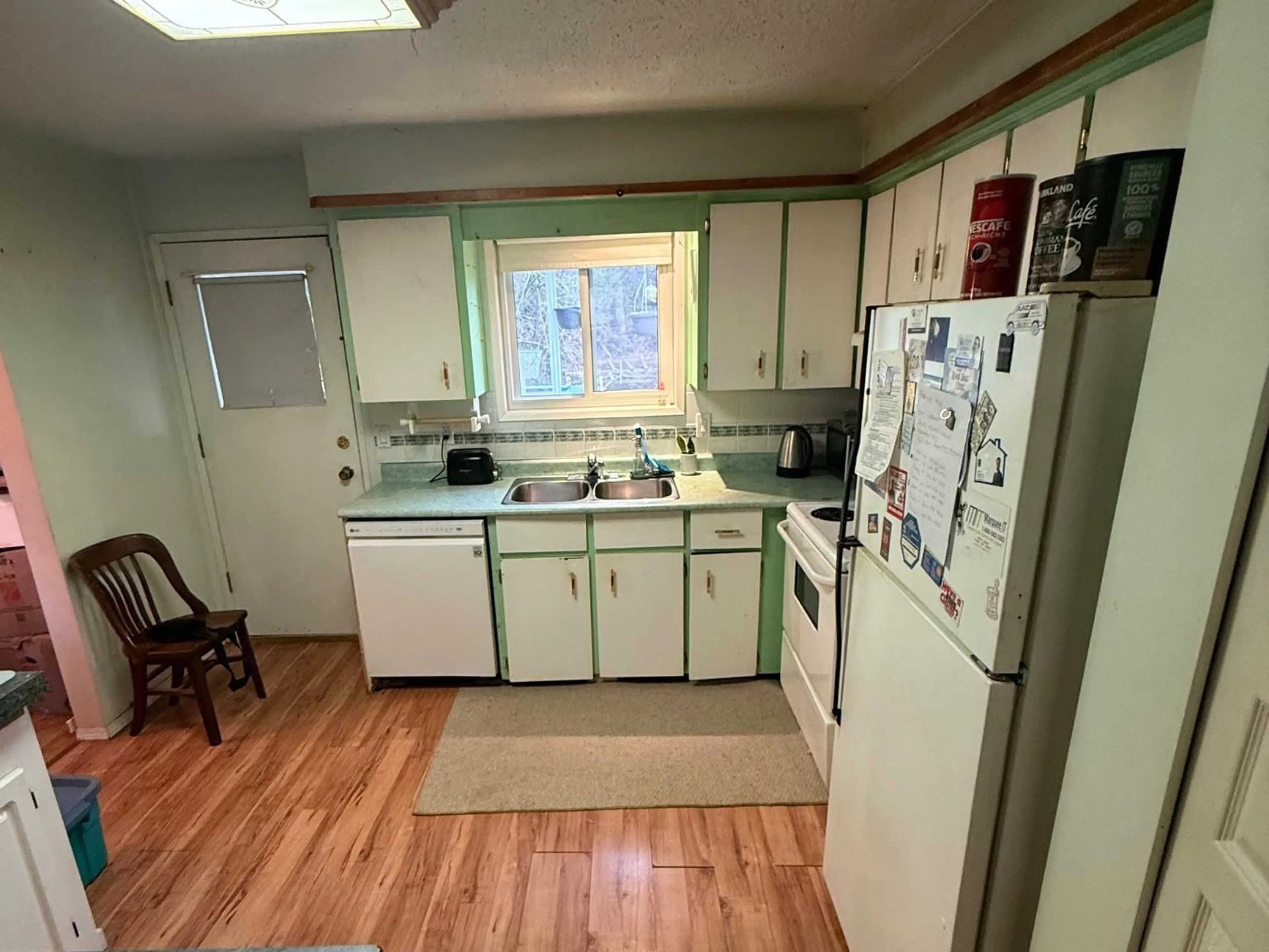 Standard kitchen, unknown for 2491 ALADDIN, Abbotsford British Columbia V2S5K7
