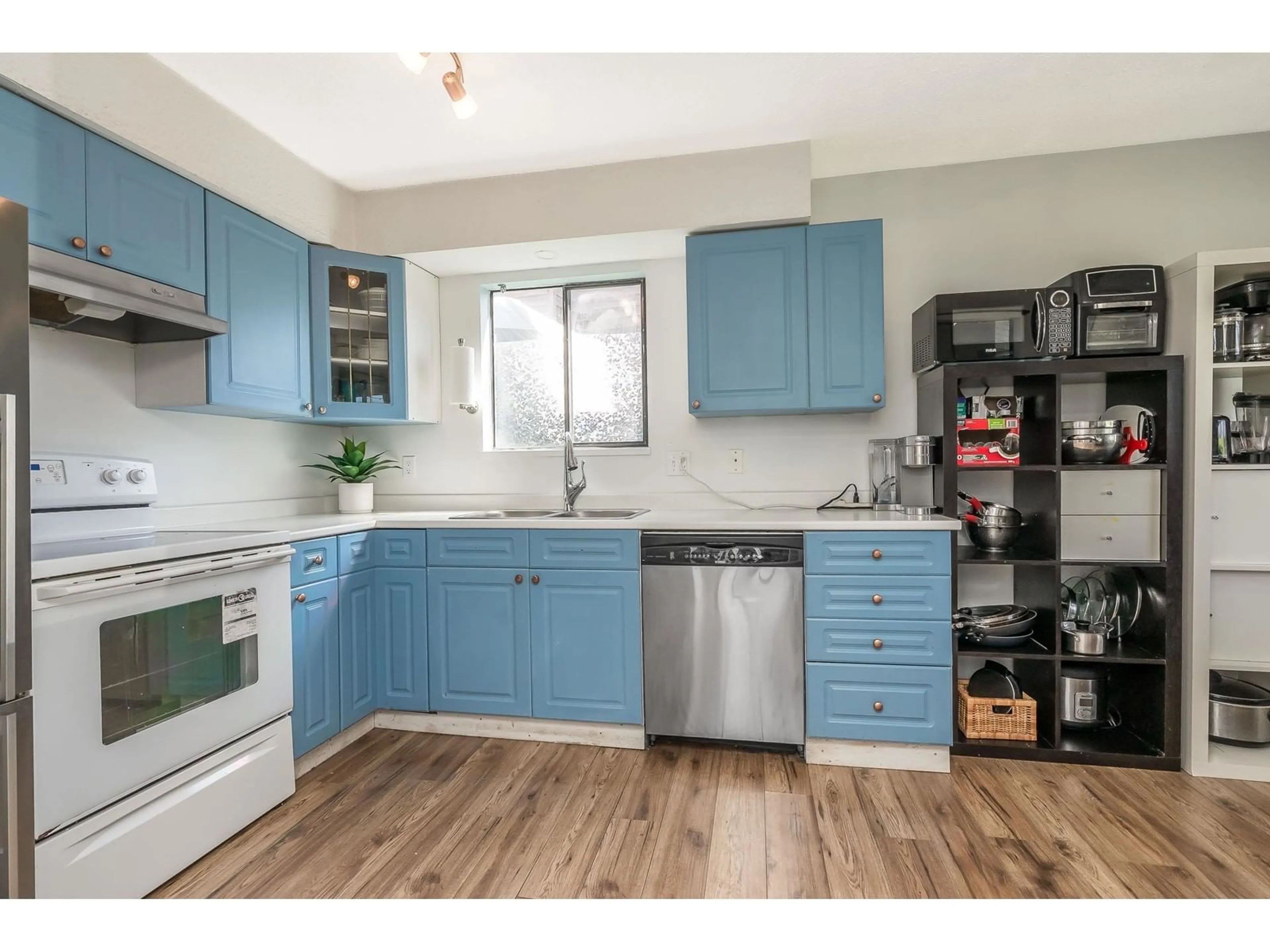 Standard kitchen, unknown for 19883 53, Langley British Columbia V3A6W2