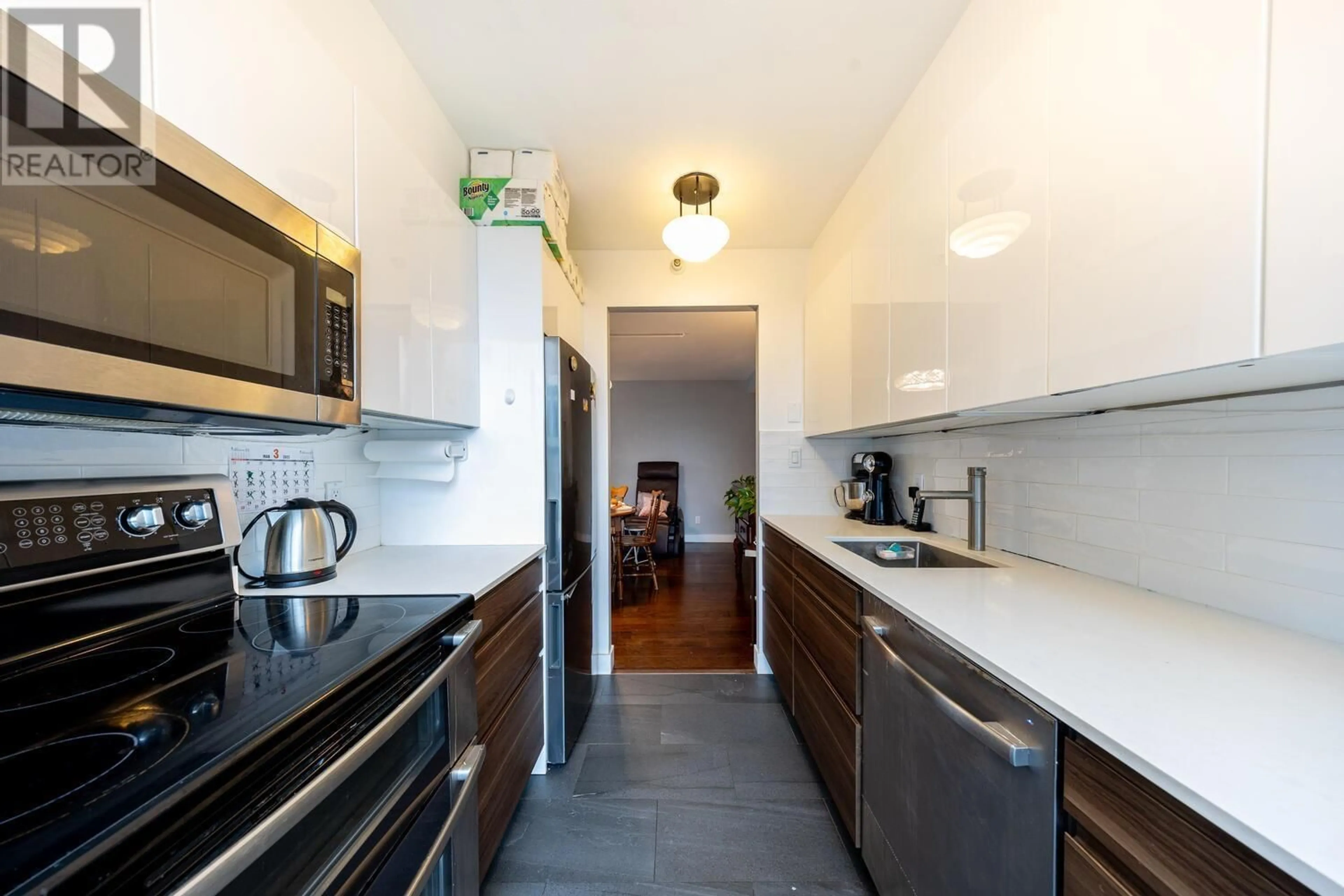 Contemporary kitchen, ceramic/tile floor for 703 - 888 HAMILTON STREET, Vancouver British Columbia V6B5W4