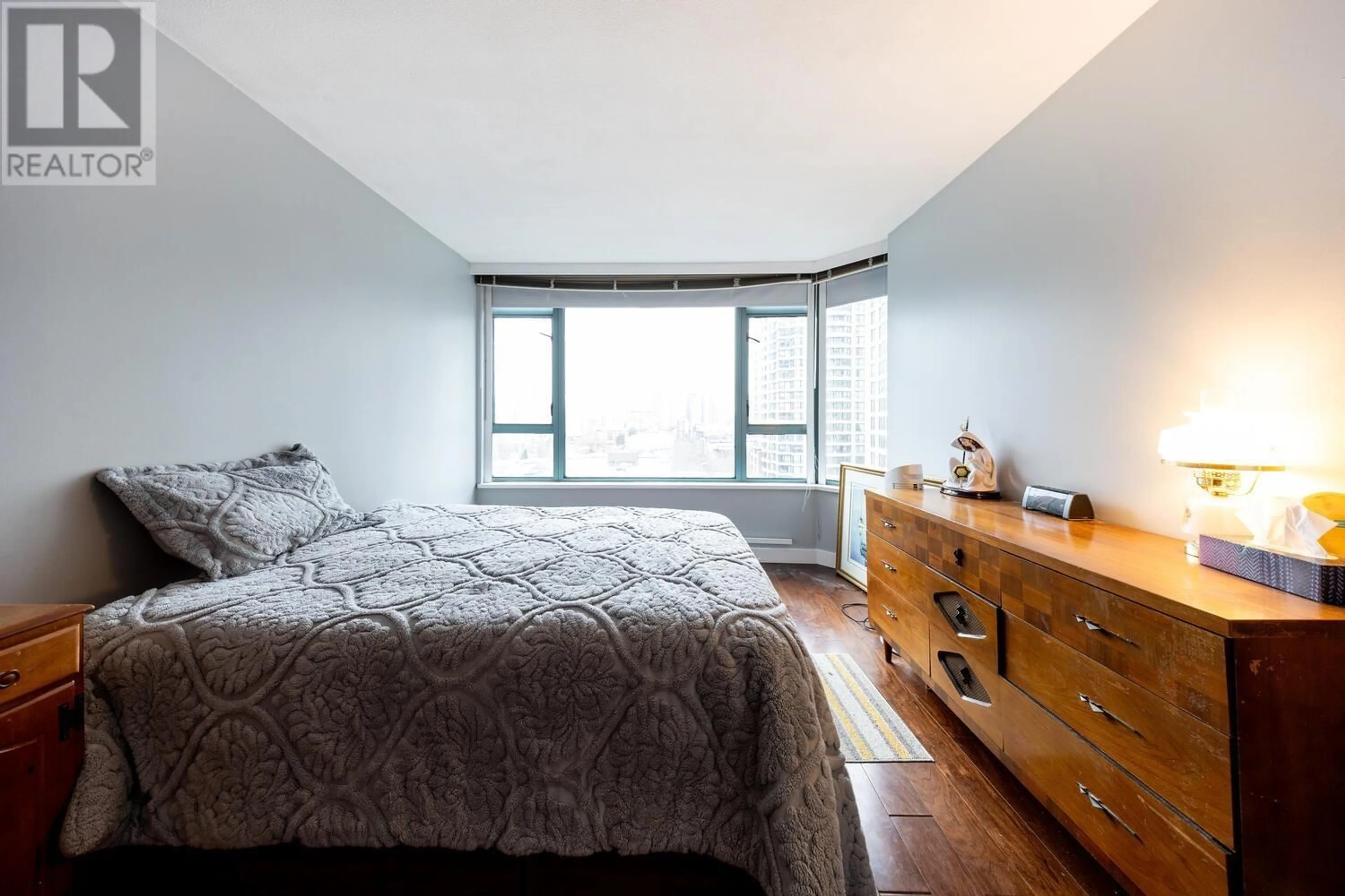 Bedroom with bed, wood/laminate floor for 703 - 888 HAMILTON STREET, Vancouver British Columbia V6B5W4