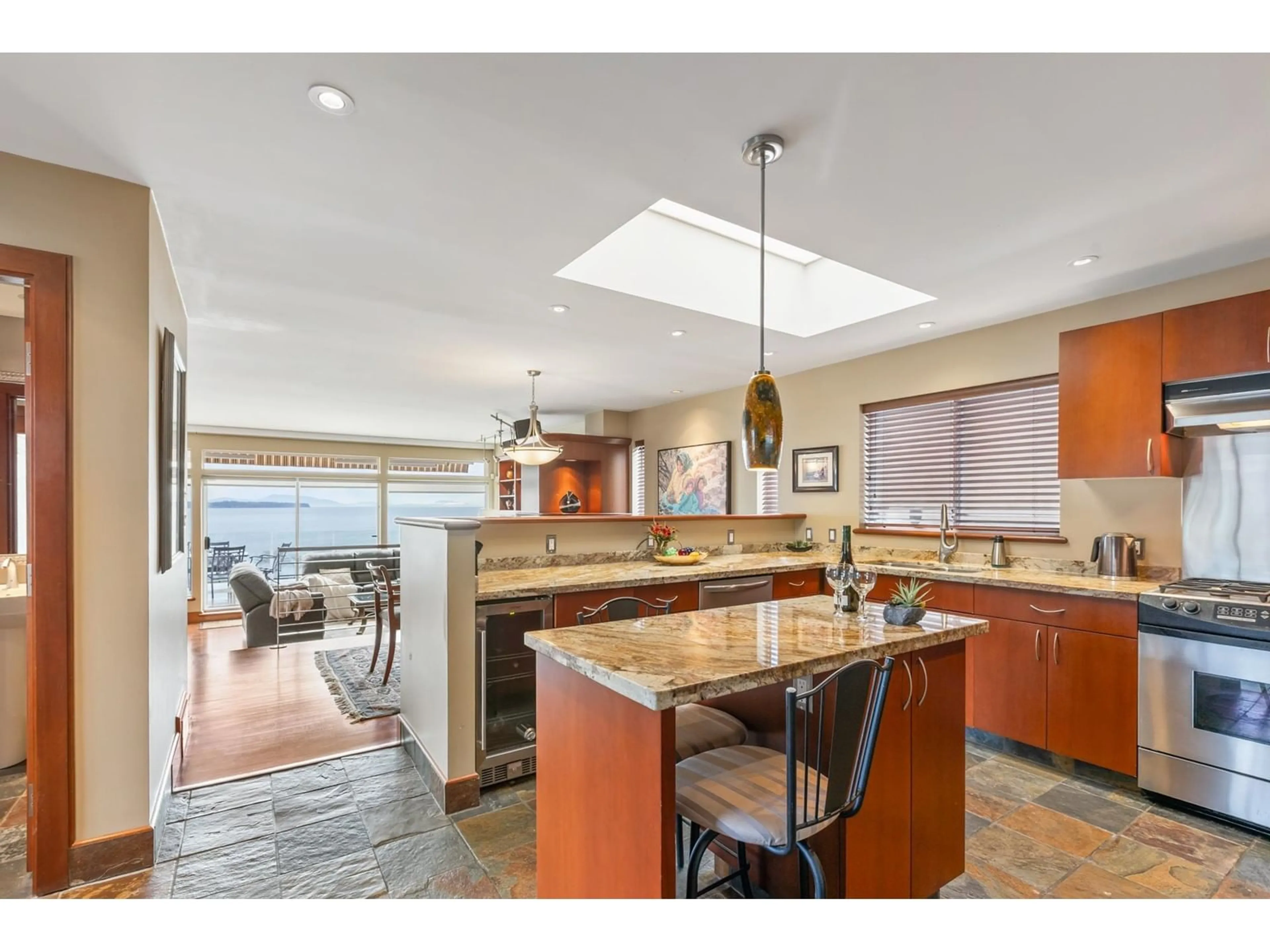 Open concept kitchen, ceramic/tile floor for 1235 OXFORD, White Rock British Columbia V4B3P7