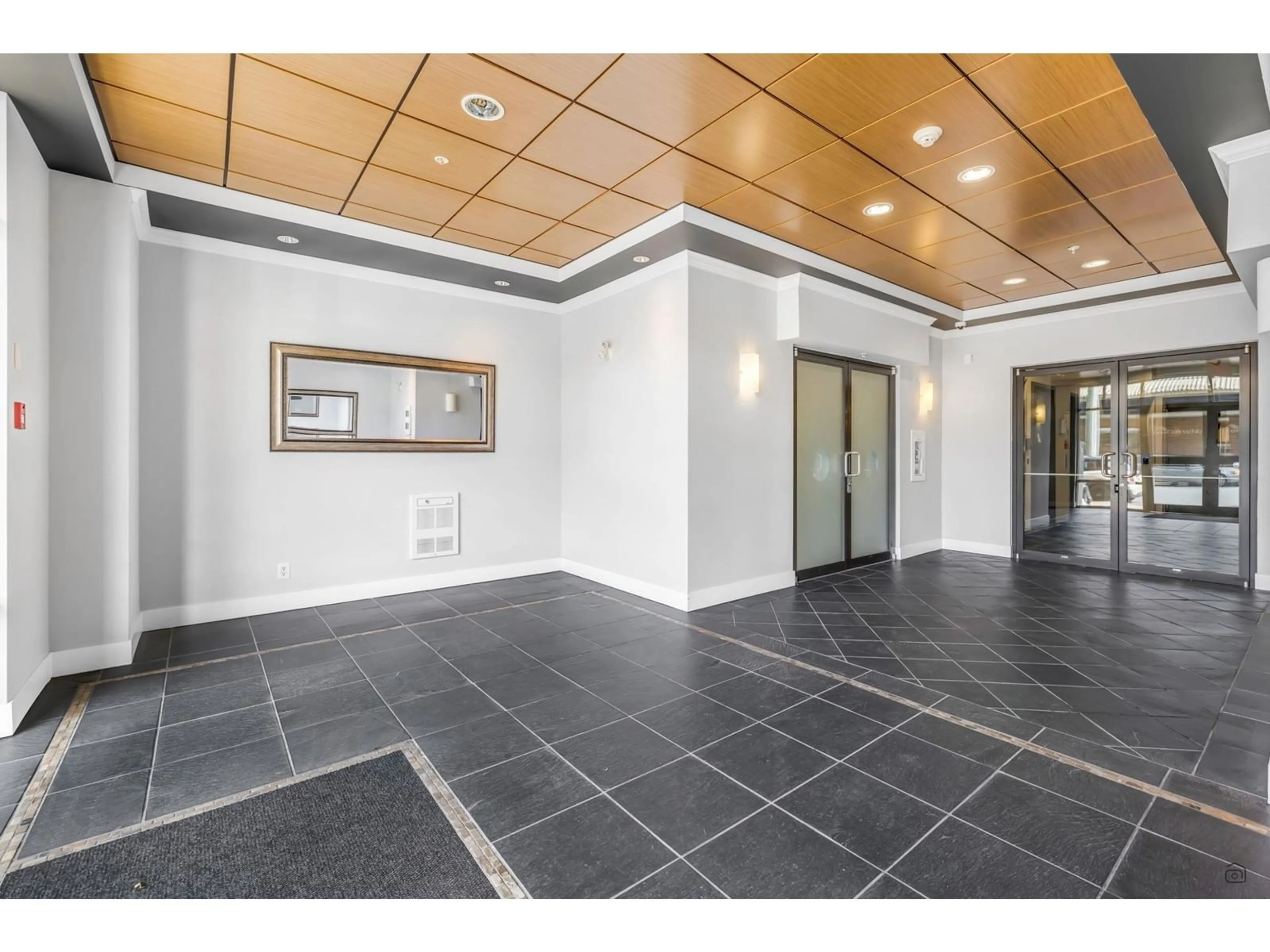 Indoor foyer for 205 - 2632 PAULINE, Abbotsford British Columbia V2S0C9