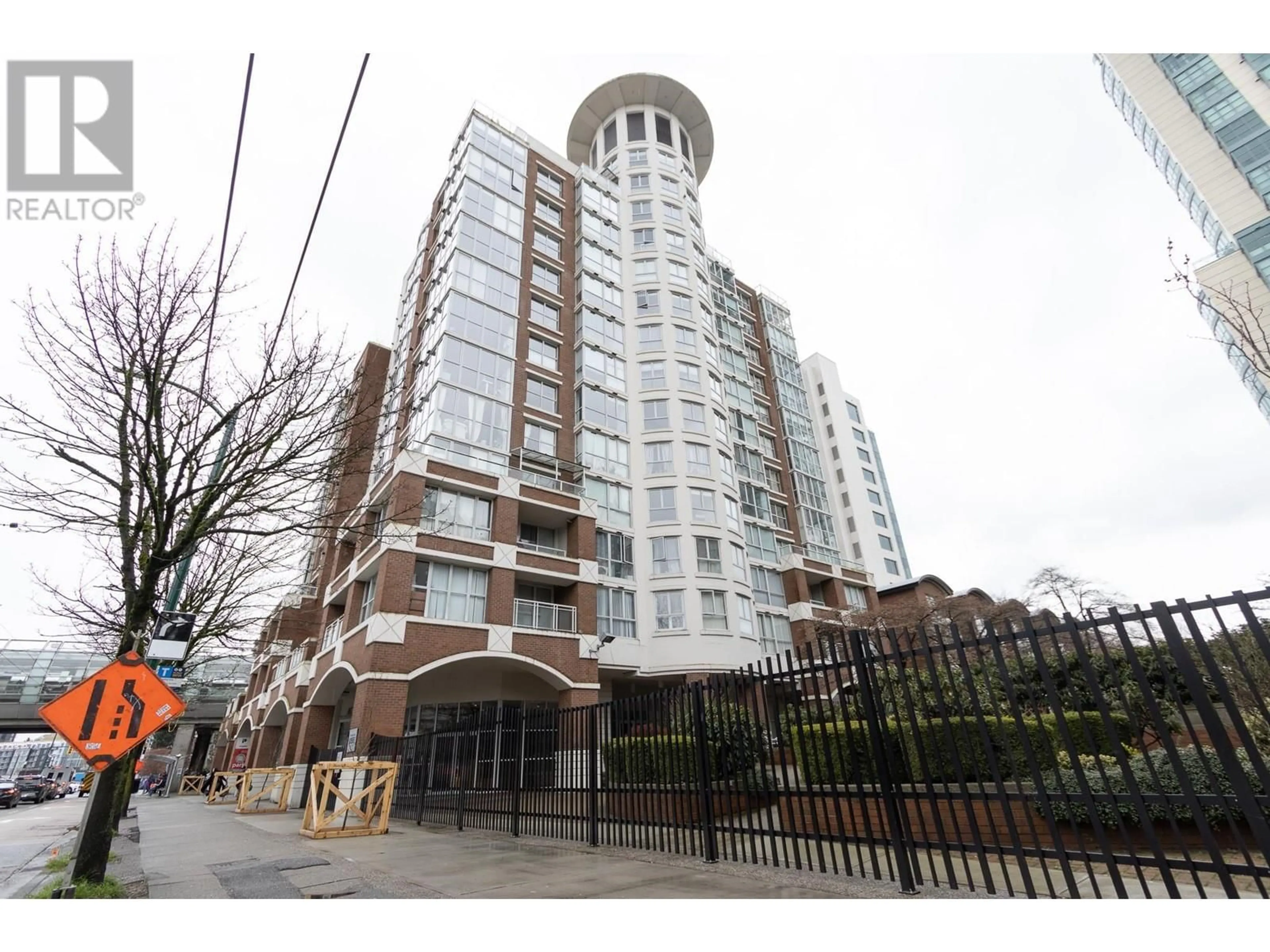 Indoor foyer for 605 - 1255 MAIN STREET, Vancouver British Columbia V6A4G5