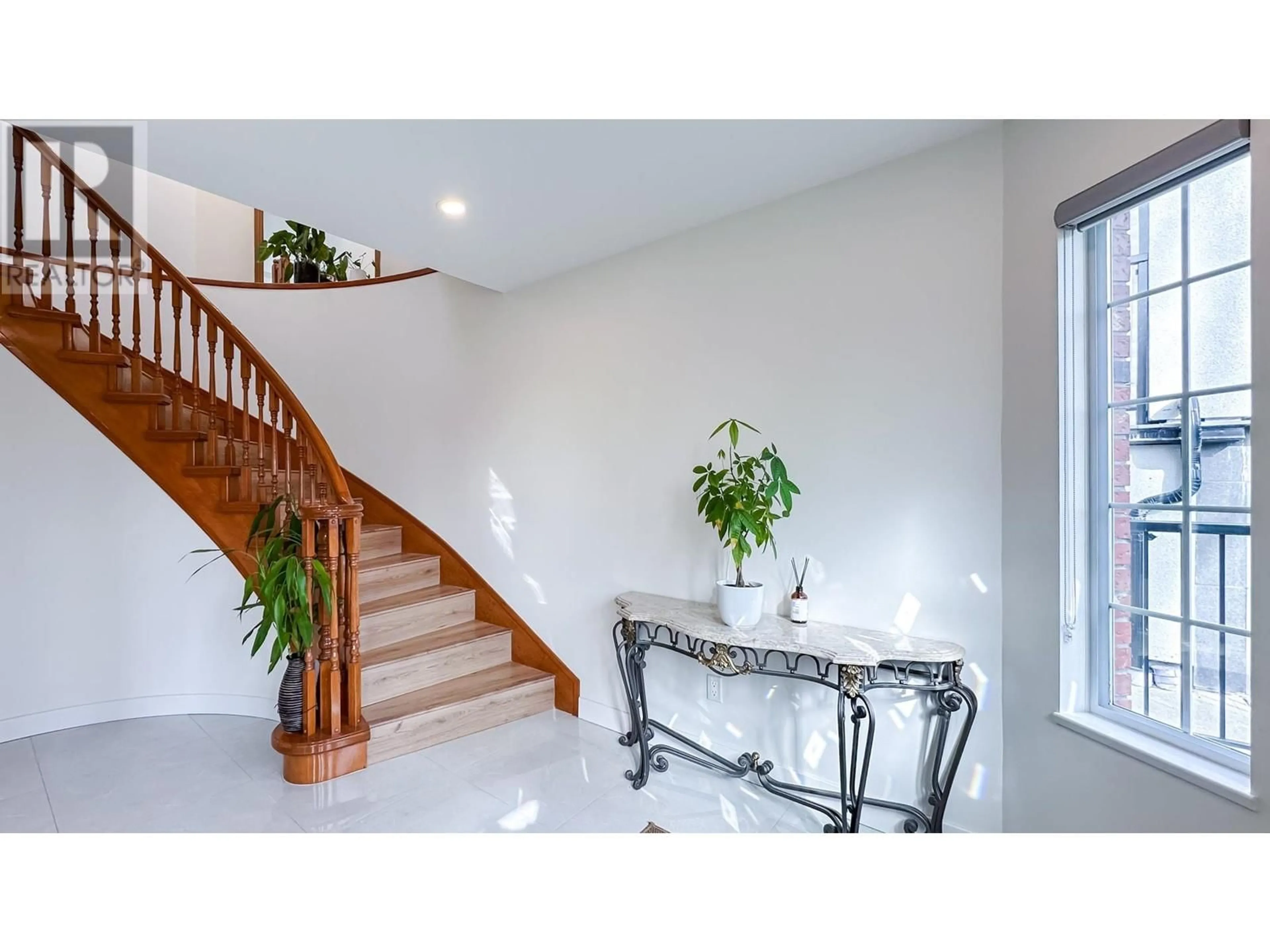 Indoor foyer for 471 47TH AVENUE, Vancouver British Columbia V5W2B3
