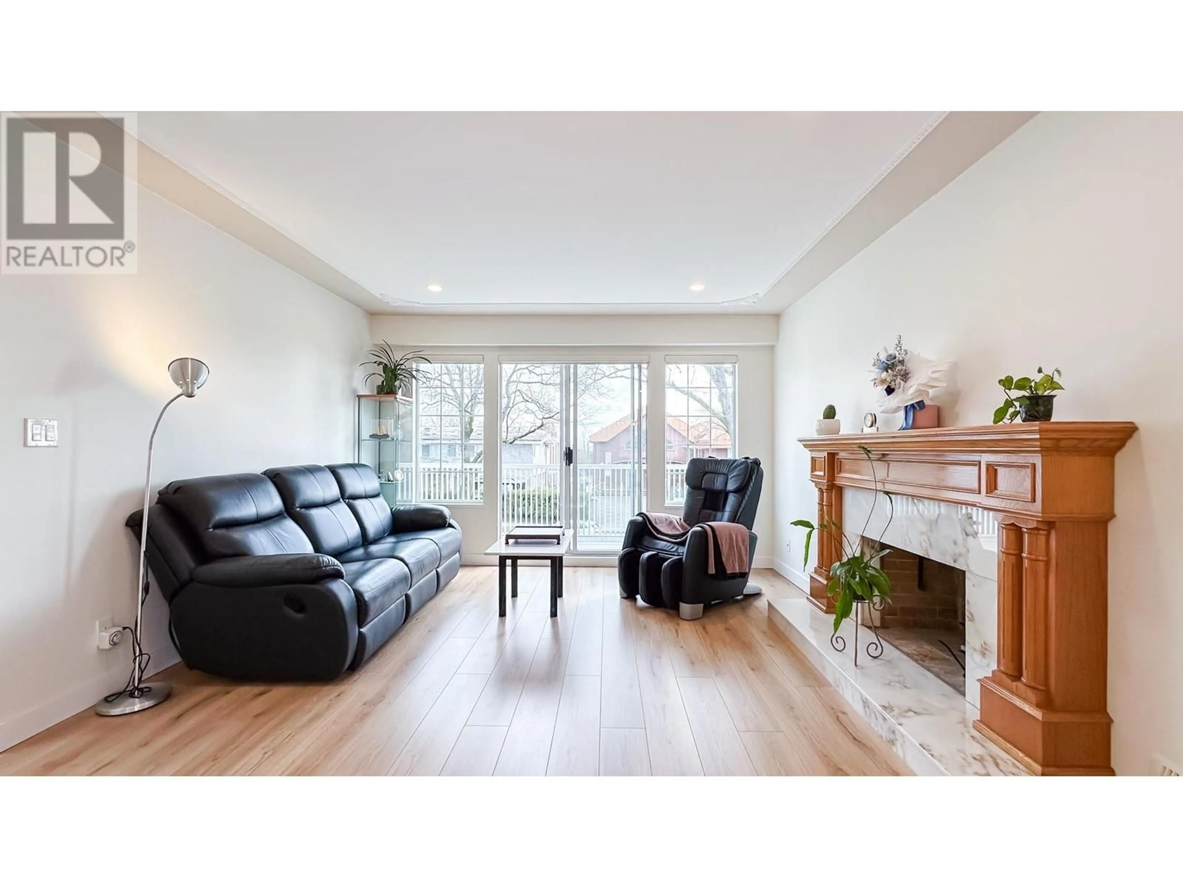 Living room with furniture, wood/laminate floor for 471 47TH AVENUE, Vancouver British Columbia V5W2B3