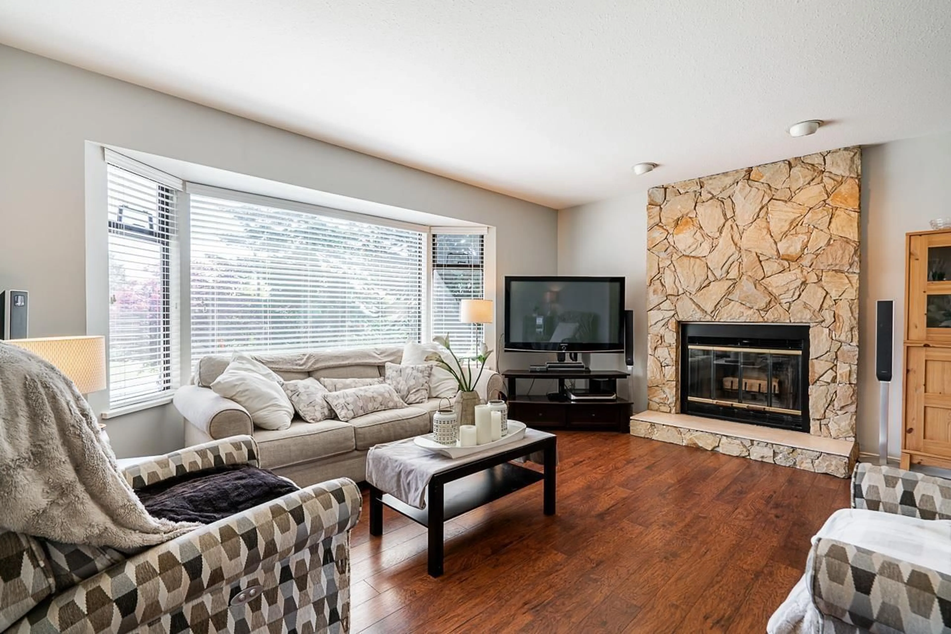 Living room with furniture, unknown for 14449 19A, Surrey British Columbia V4A6X3