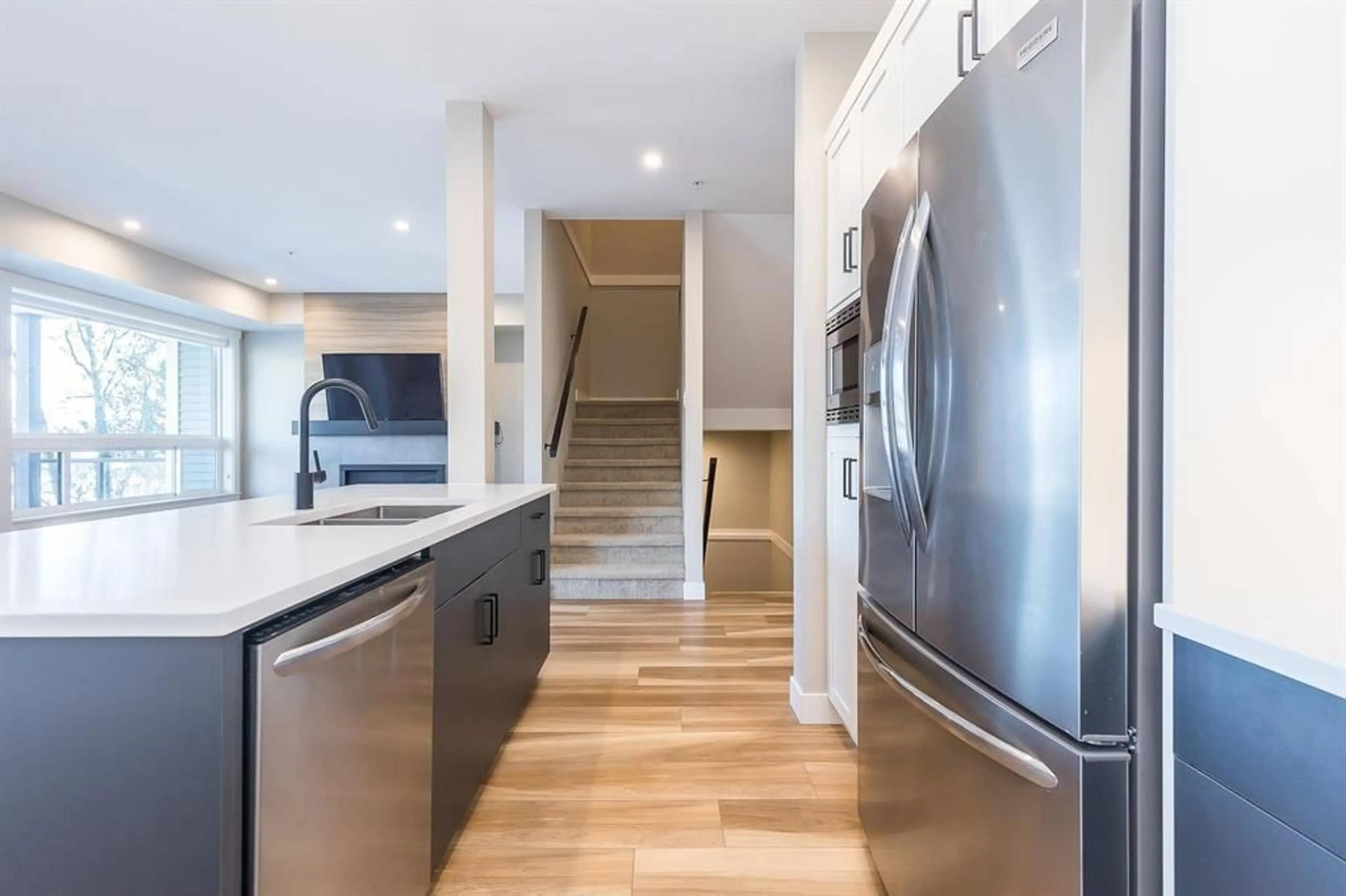 Contemporary kitchen, unknown for 30 - 43575 CHILLIWACK MOUNTAIN ROAD, Chilliwack British Columbia V2R4A1