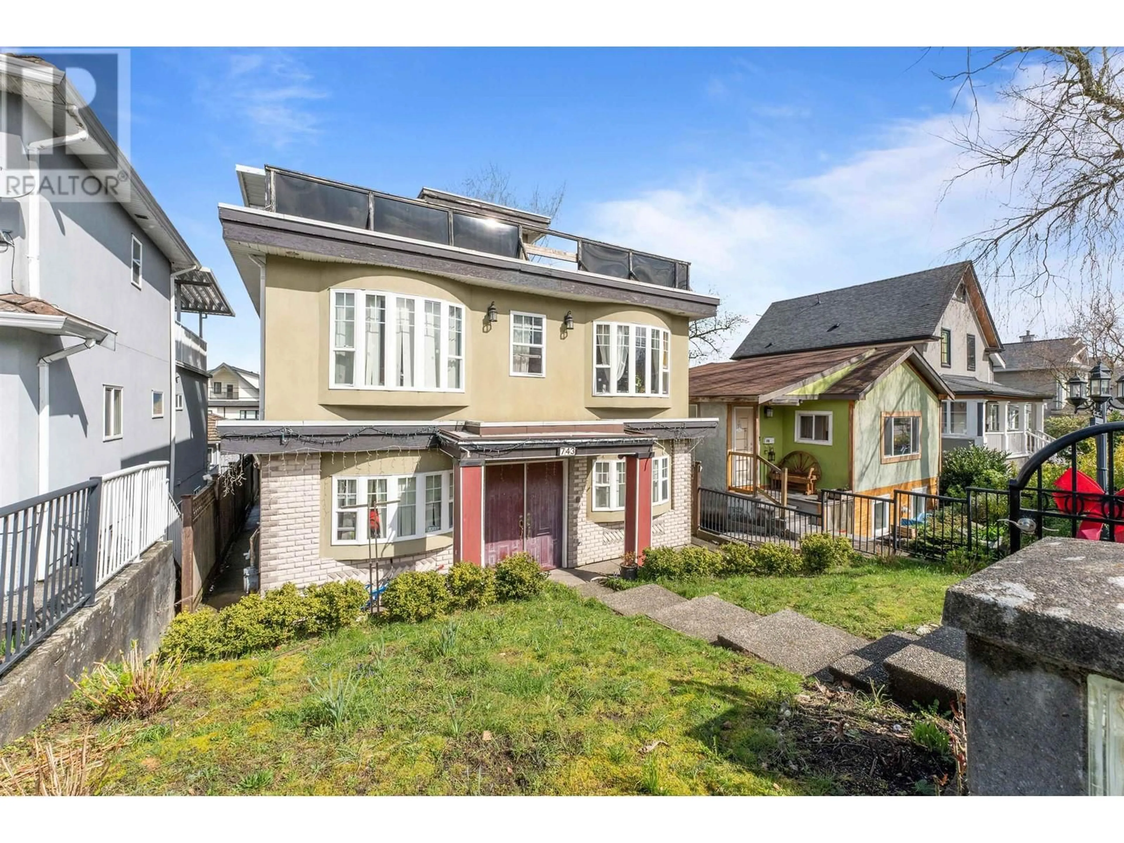 A pic from outside/outdoor area/front of a property/back of a property/a pic from drone, street for 743 DURWARD AVENUE, Vancouver British Columbia V5V2Y9