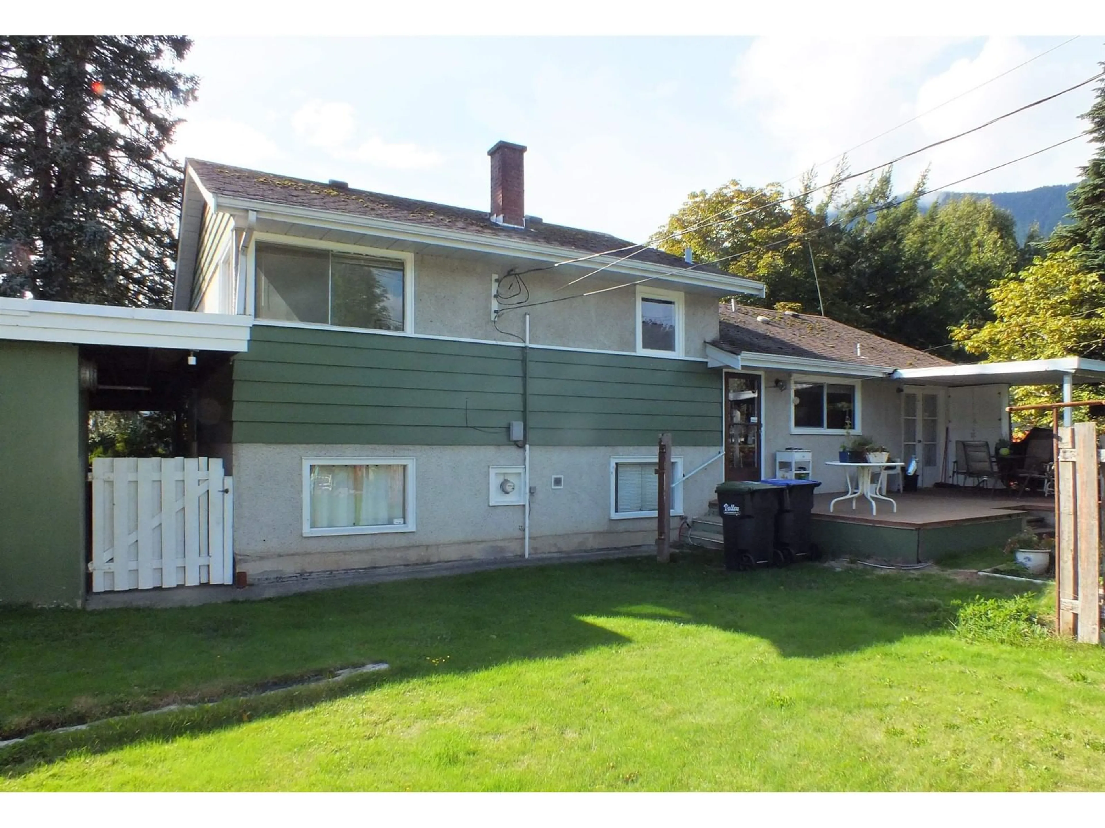 Home with vinyl exterior material, street for 547 HEMLOCK AVENUE, Hope British Columbia V0X1L0