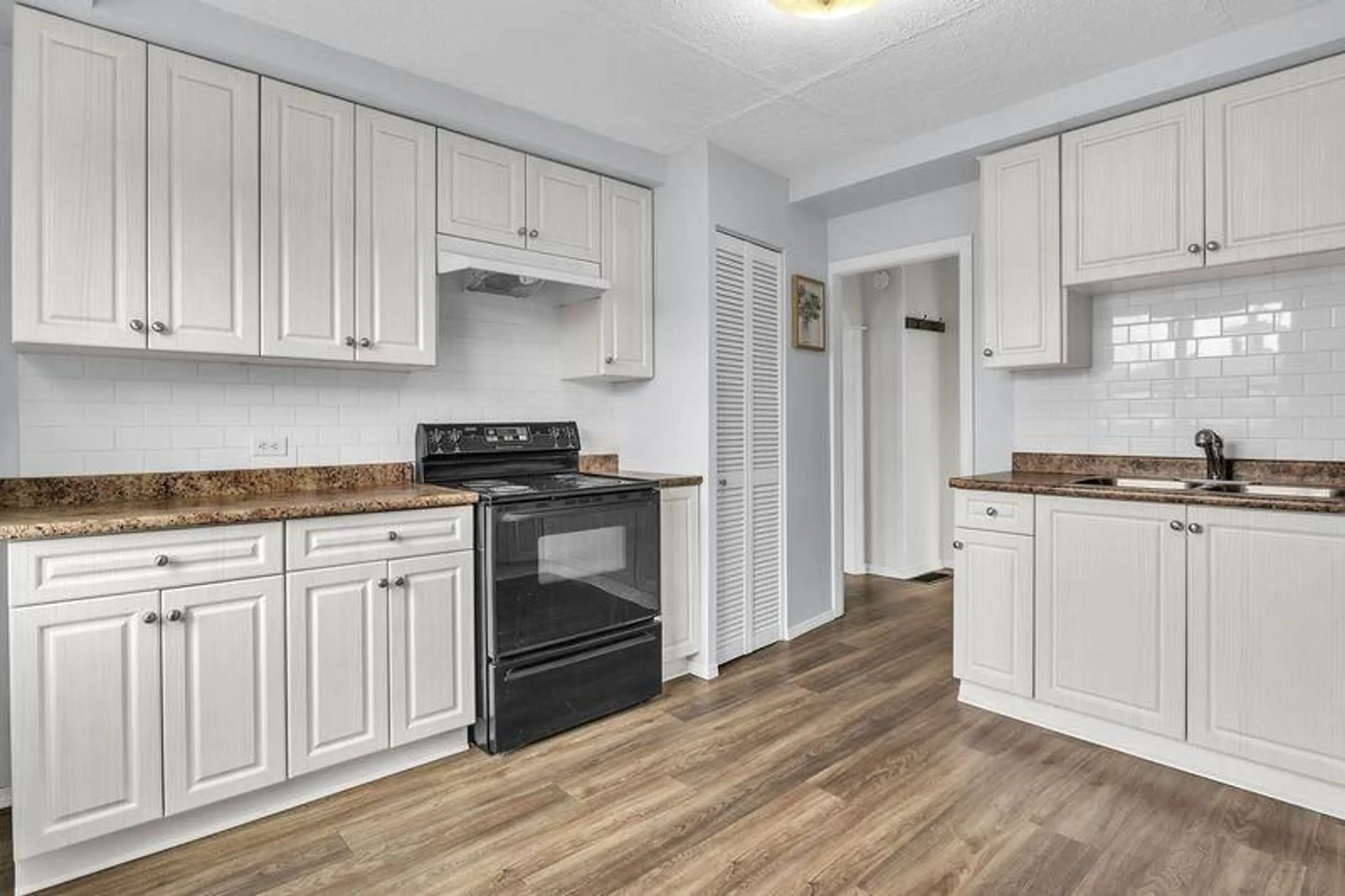 Standard kitchen, unknown for 46060 FIFTH AVENUE, Chilliwack British Columbia V2P1M7