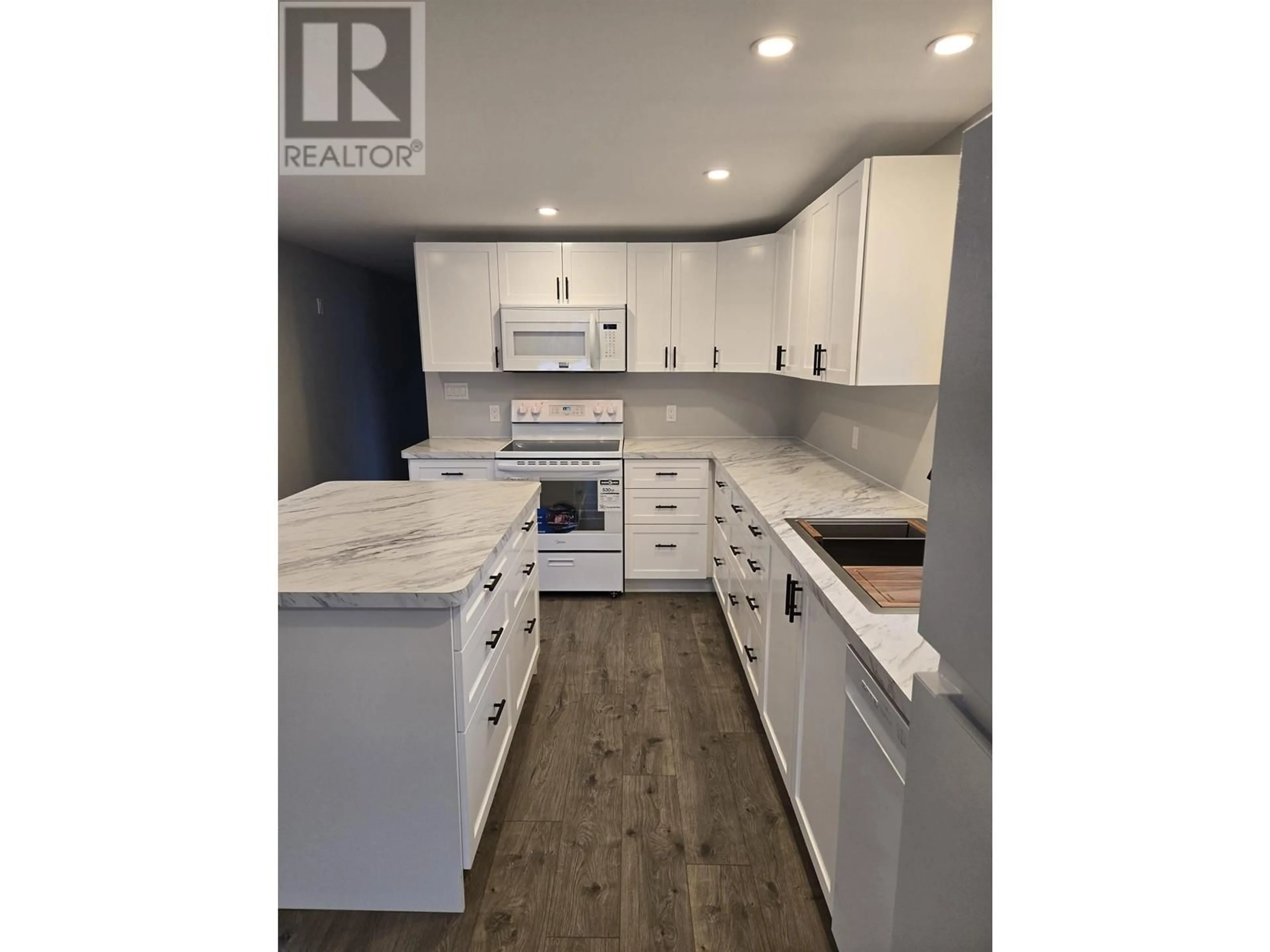 Open concept kitchen, wood/laminate floor for 4 - 654 NORTH FRASER DRIVE, Quesnel British Columbia V2J1Z6