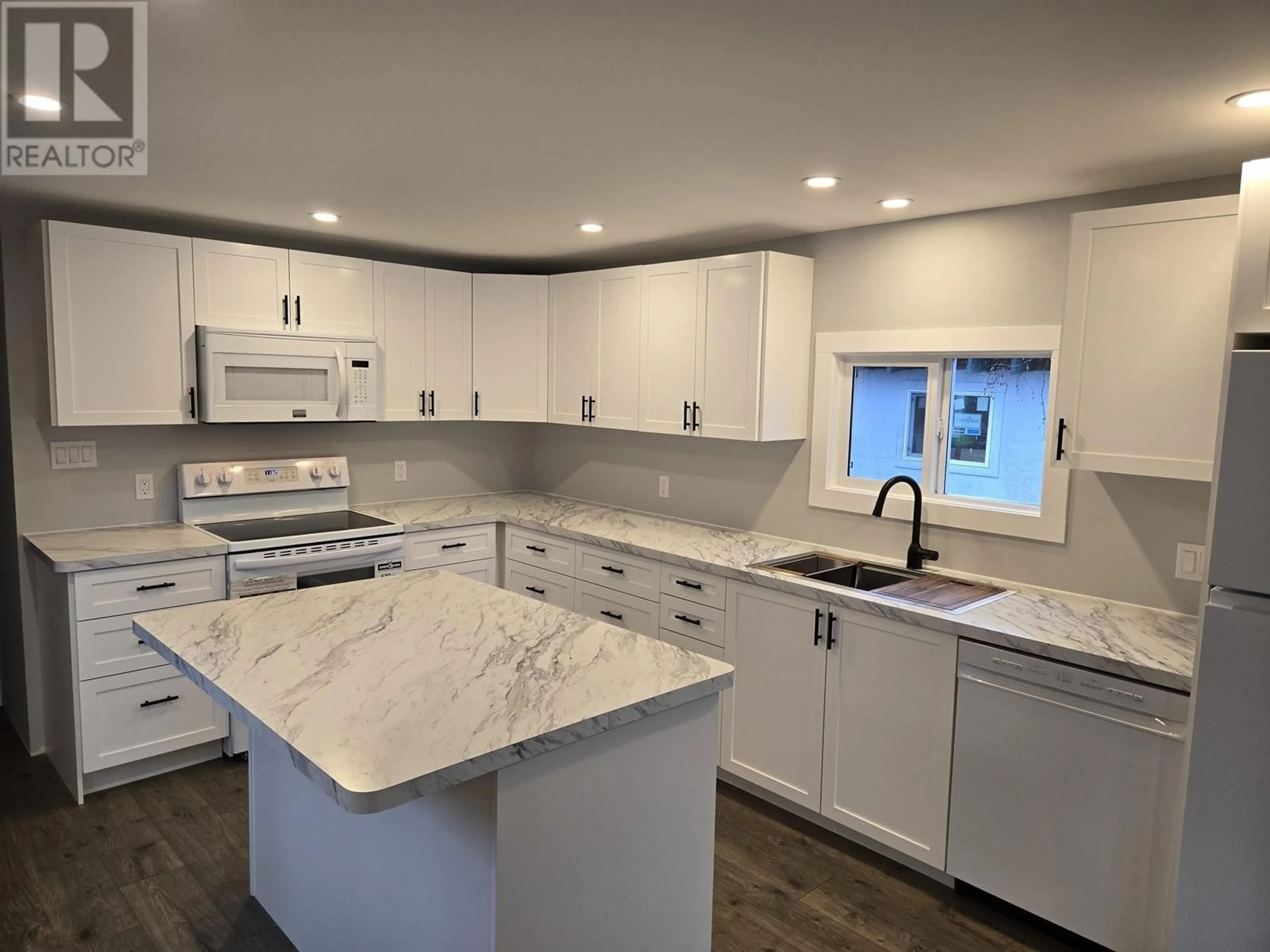 Open concept kitchen, ceramic/tile floor for 4 - 654 NORTH FRASER DRIVE, Quesnel British Columbia V2J1Z6