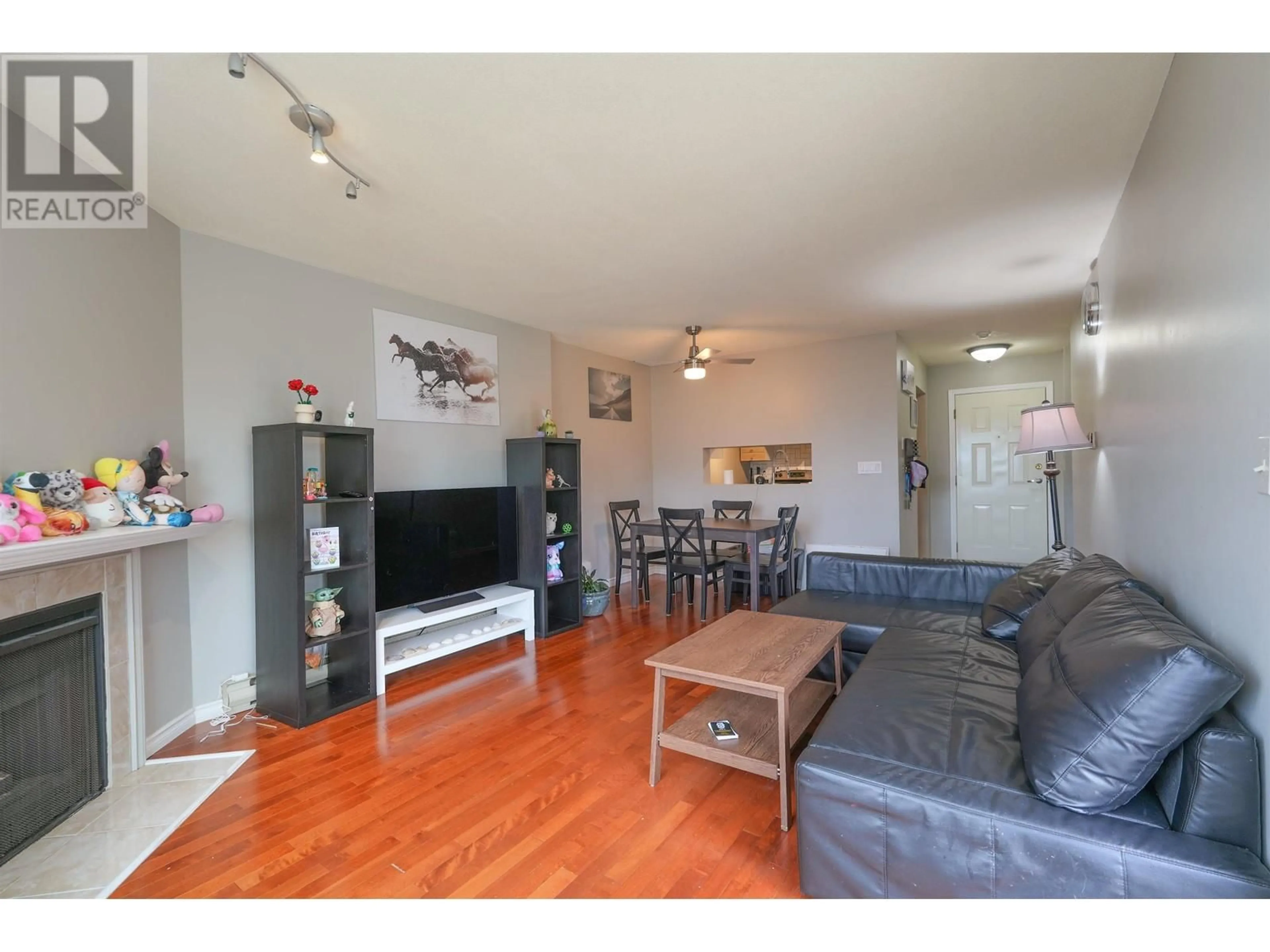 Living room with furniture, wood/laminate floor for 23 - 5661 LADNER TRUNK ROAD, Delta British Columbia V4K1X3