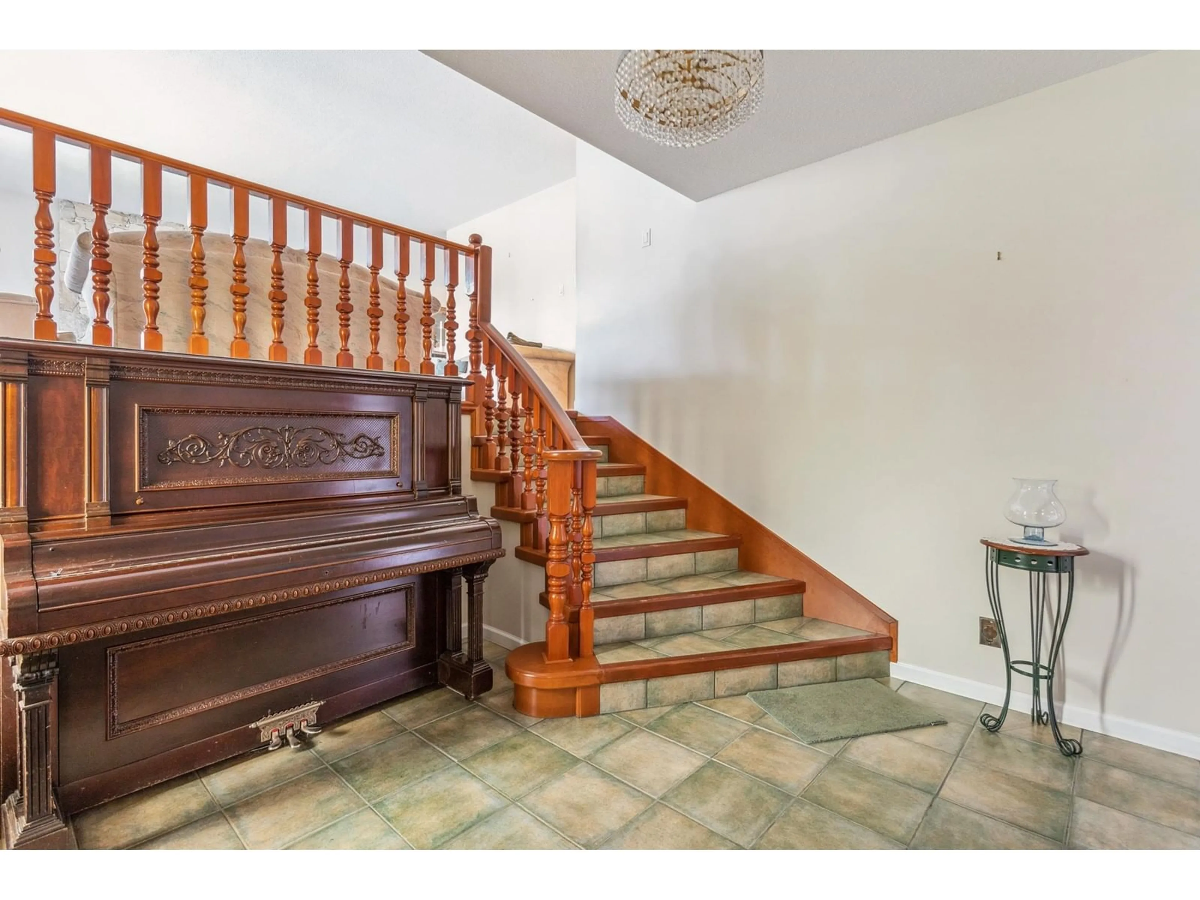 Indoor foyer for 10176 144A, Surrey British Columbia V3R3P8