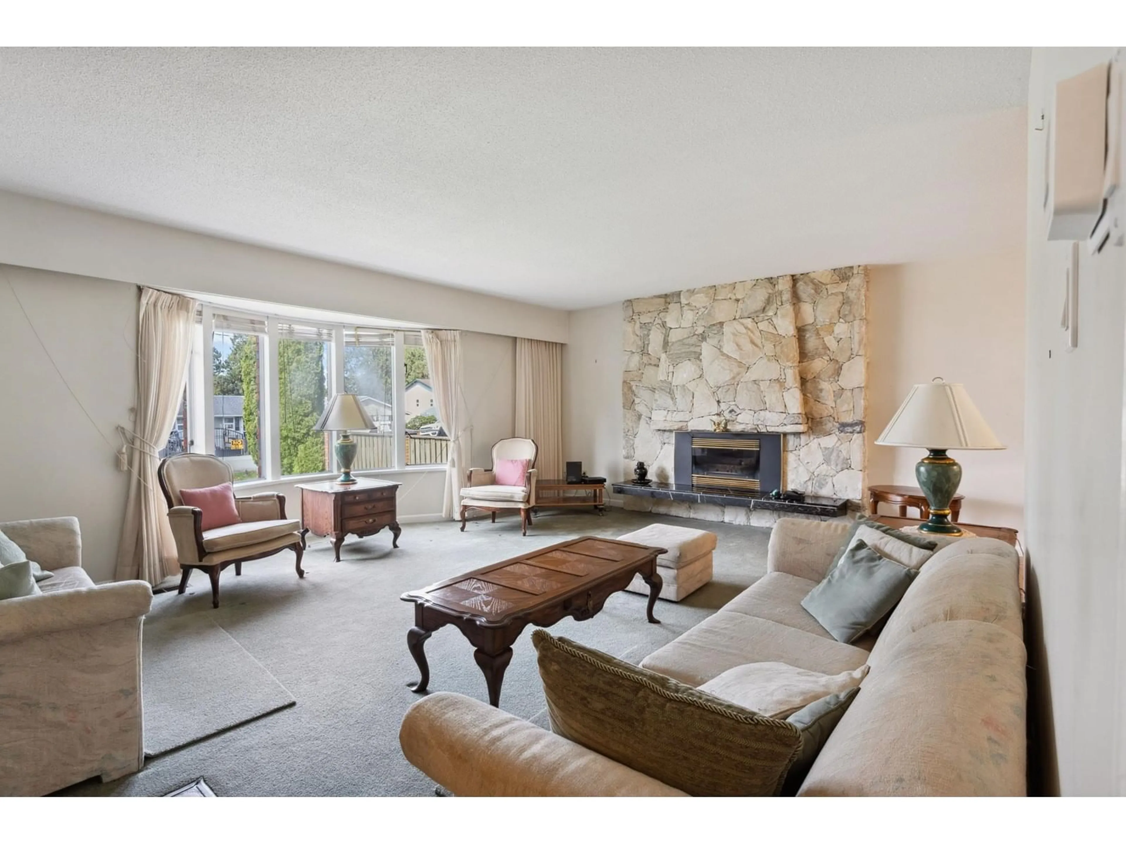 Living room with furniture, unknown for 10176 144A, Surrey British Columbia V3R3P8