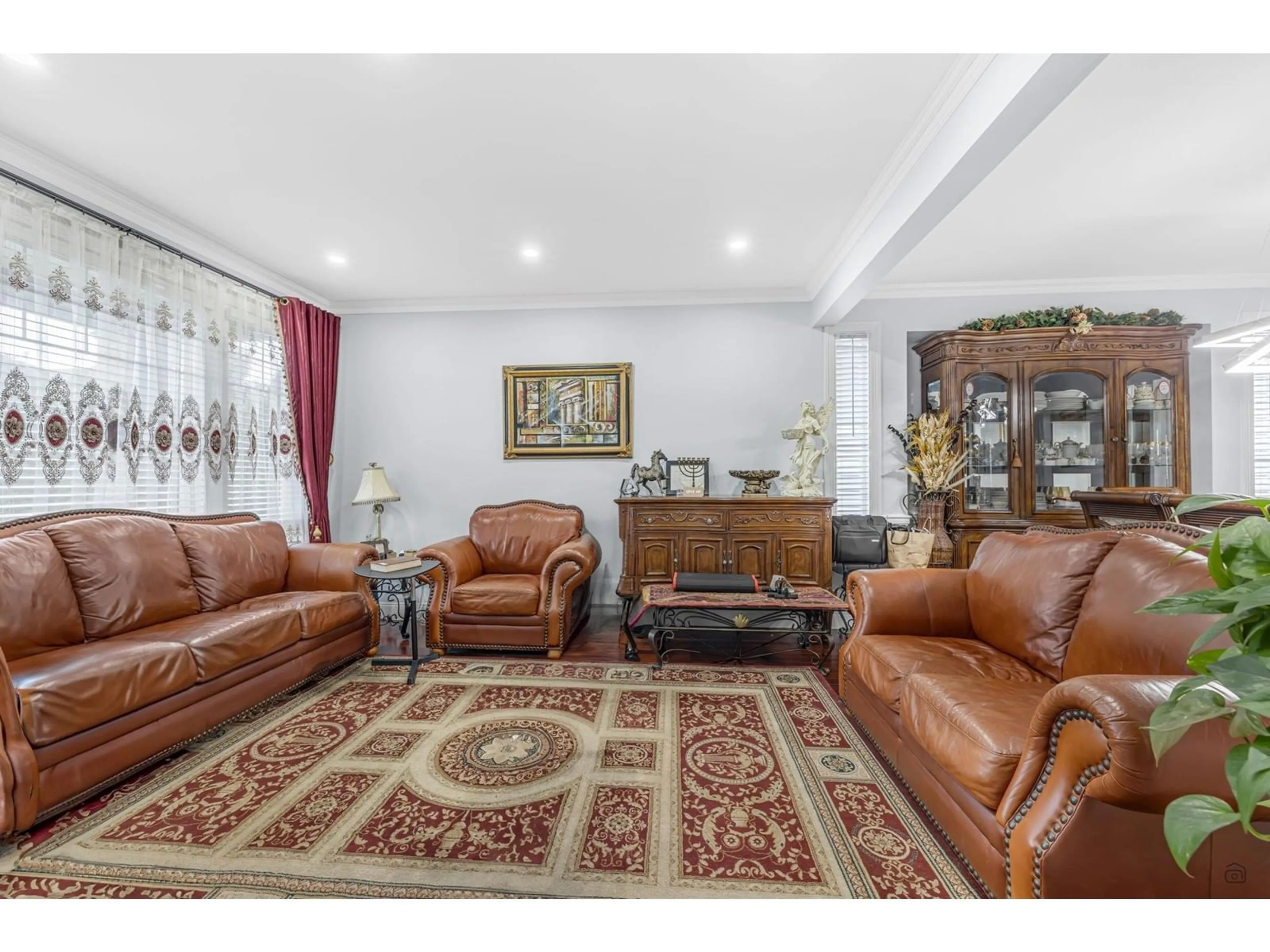 Living room with furniture, unknown for 15039 69, Surrey British Columbia V3S0X1