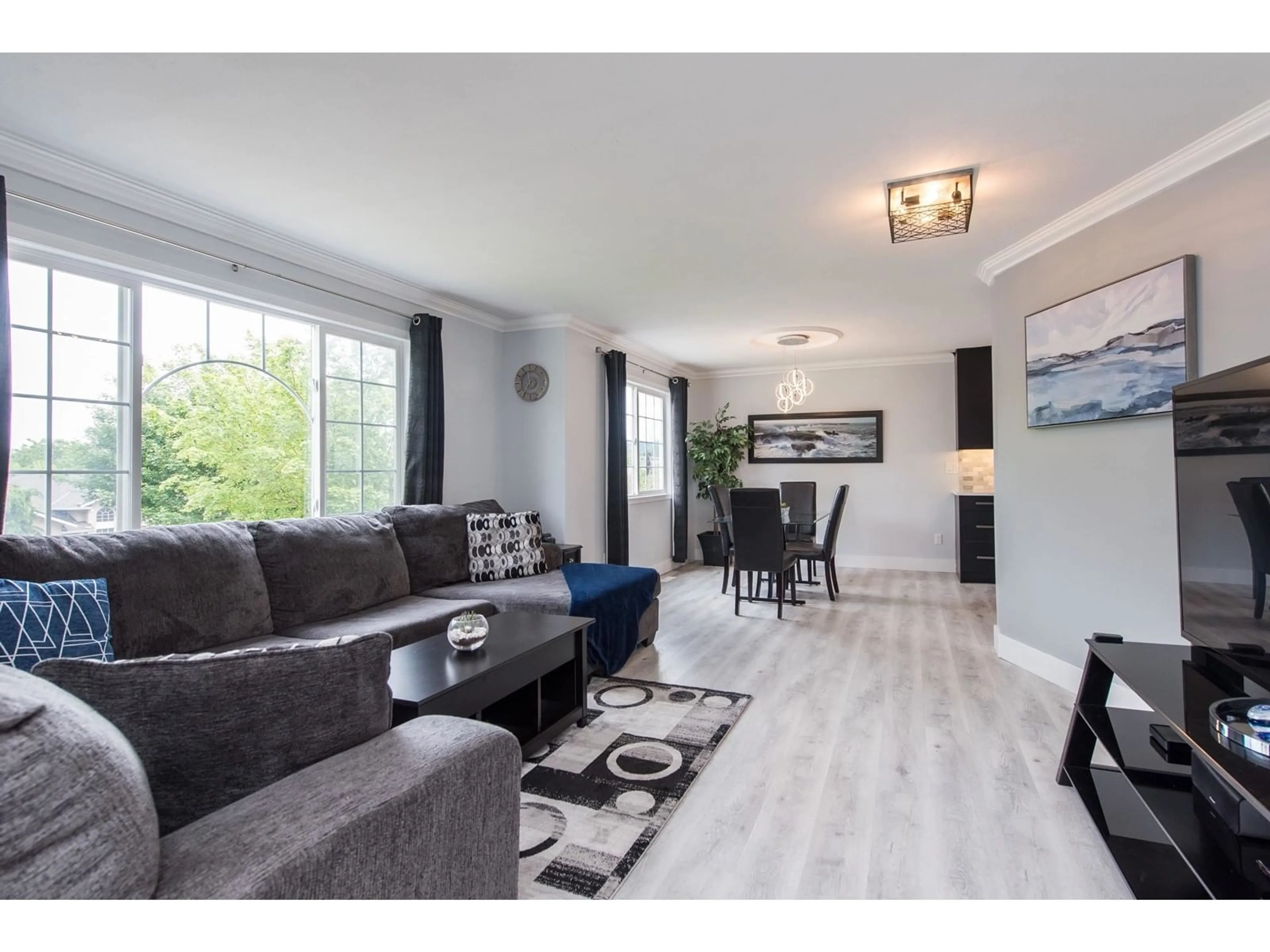 Living room with furniture, wood/laminate floor for 5628 THORNHILL STREET, Chilliwack British Columbia V2R3Y7