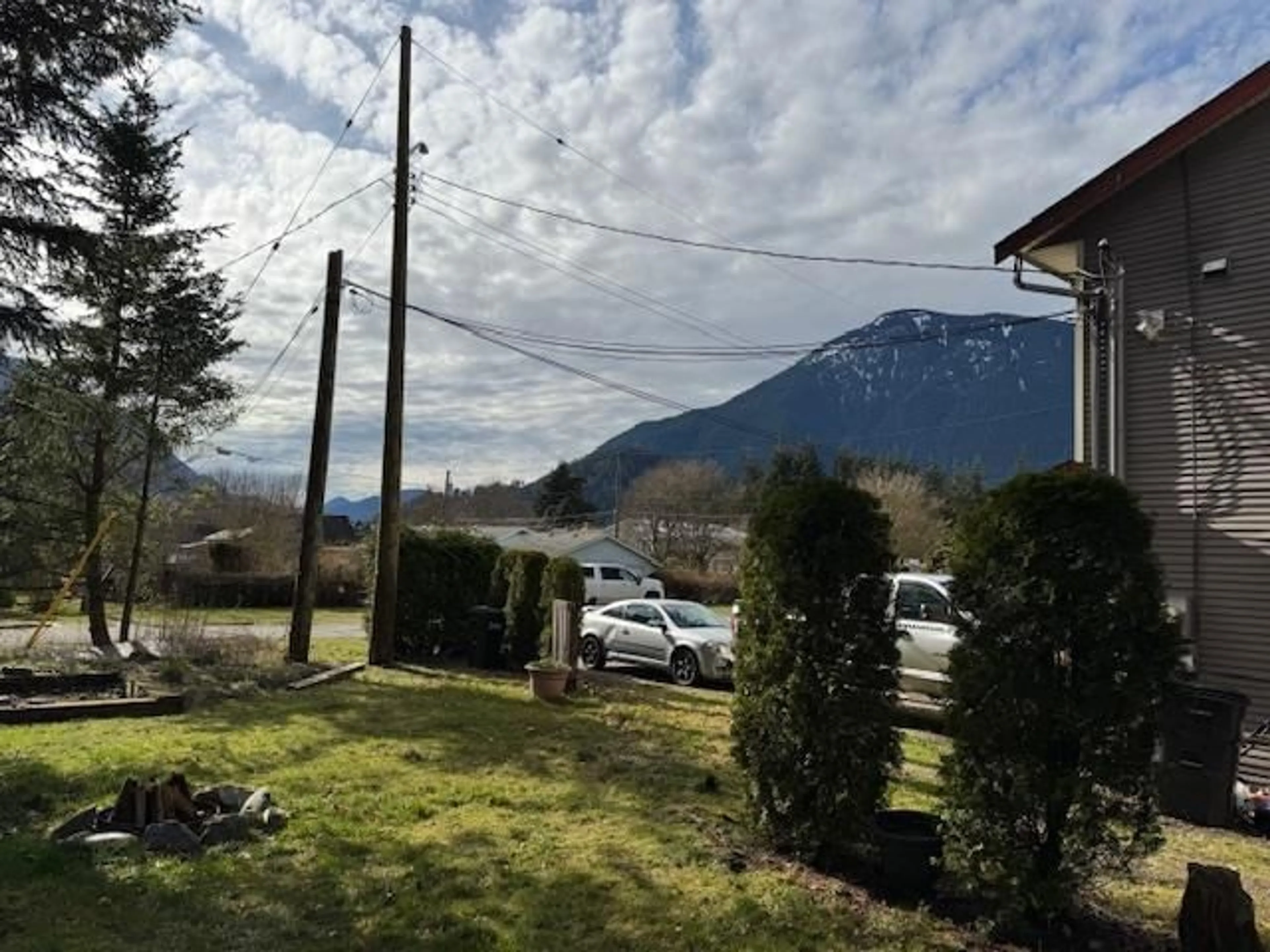 A pic from outside/outdoor area/front of a property/back of a property/a pic from drone, mountain view for 410 HUDSON BAY STREET, Hope British Columbia V0X1L4