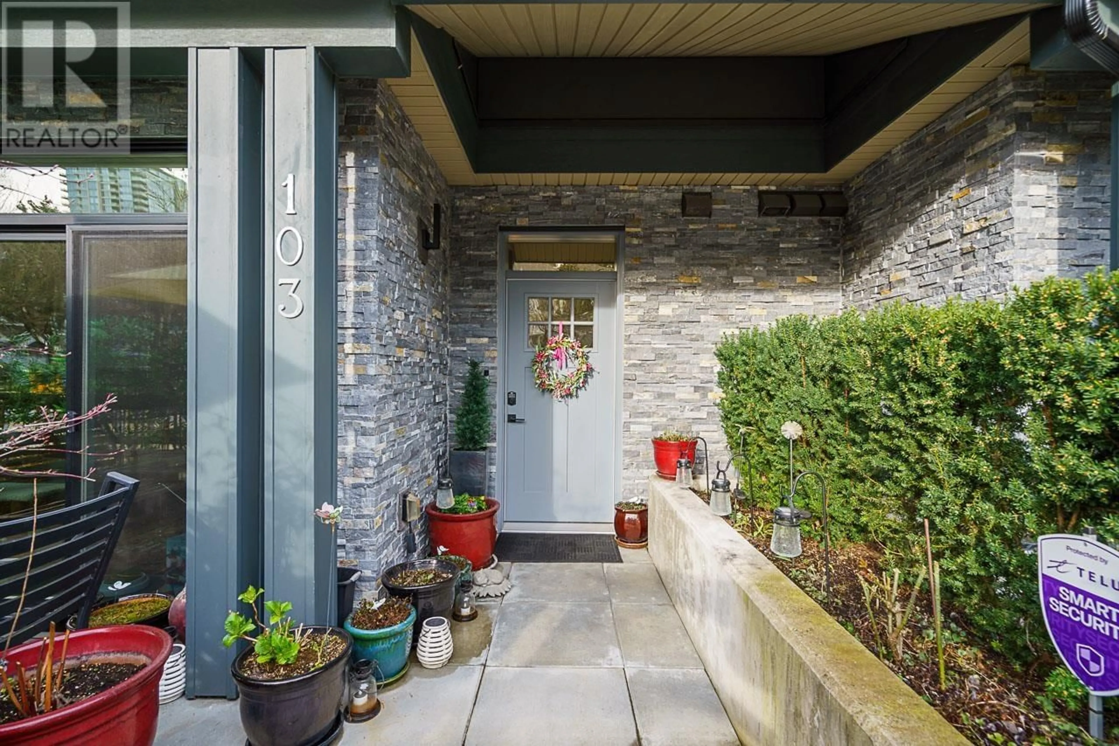 Indoor entryway for 103 - 7131 17 AVENUE, Burnaby British Columbia V3N1K8