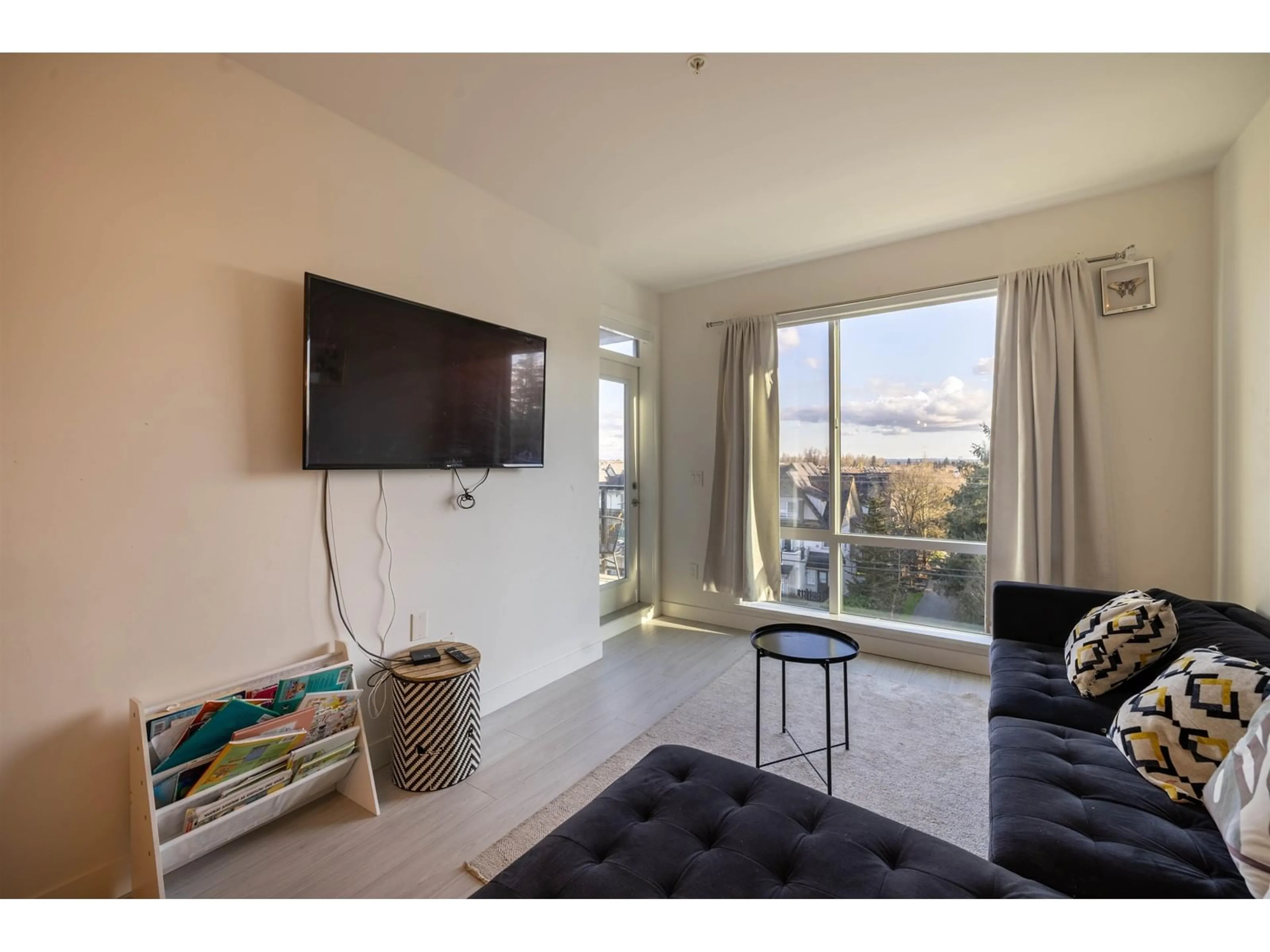 Living room with furniture, unknown for 411 - 18811 72, Surrey British Columbia V4N6W7