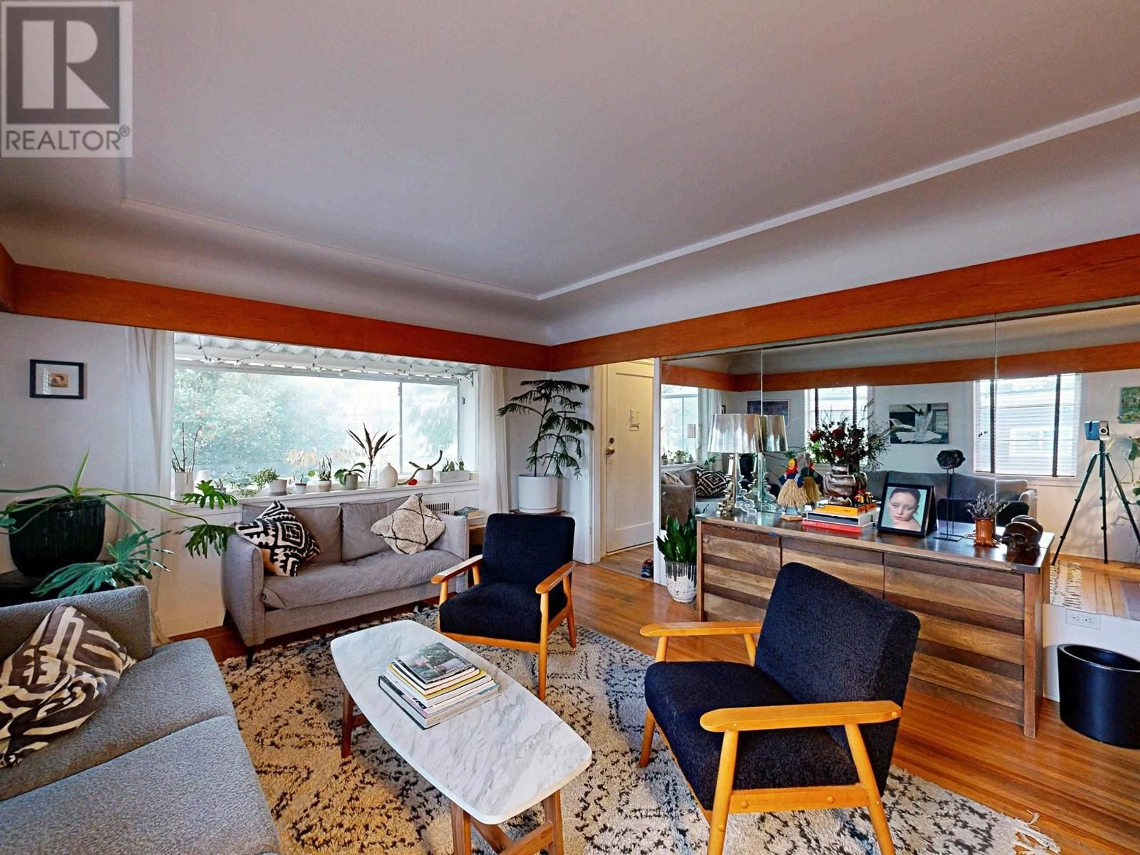 Living room with furniture, wood/laminate floor for 228 26TH AVENUE, Vancouver British Columbia V5V2H3