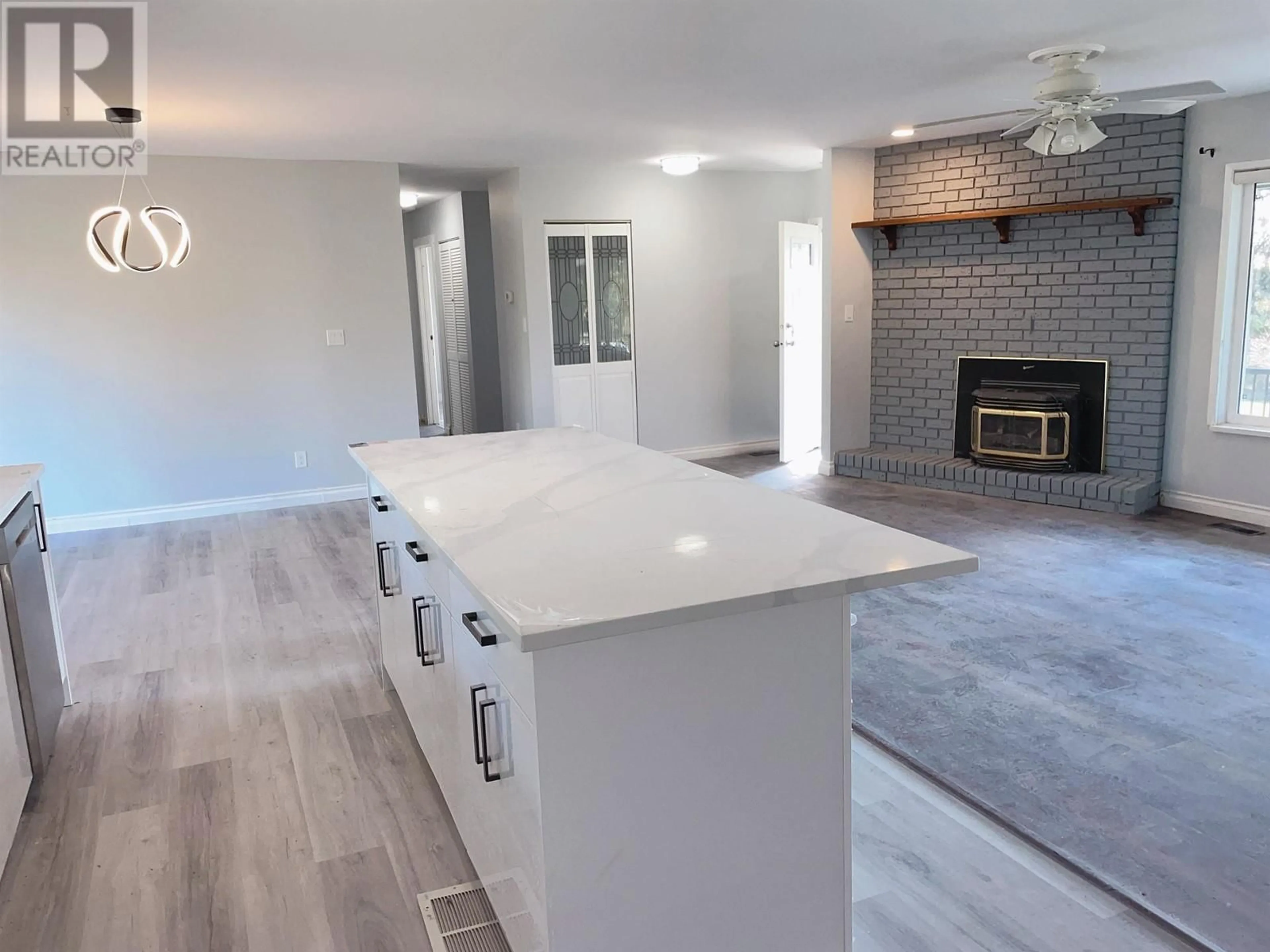 Open concept kitchen, ceramic/tile floor for 20583 DEWDNEY TRUNK ROAD, Maple Ridge British Columbia V2X3E2