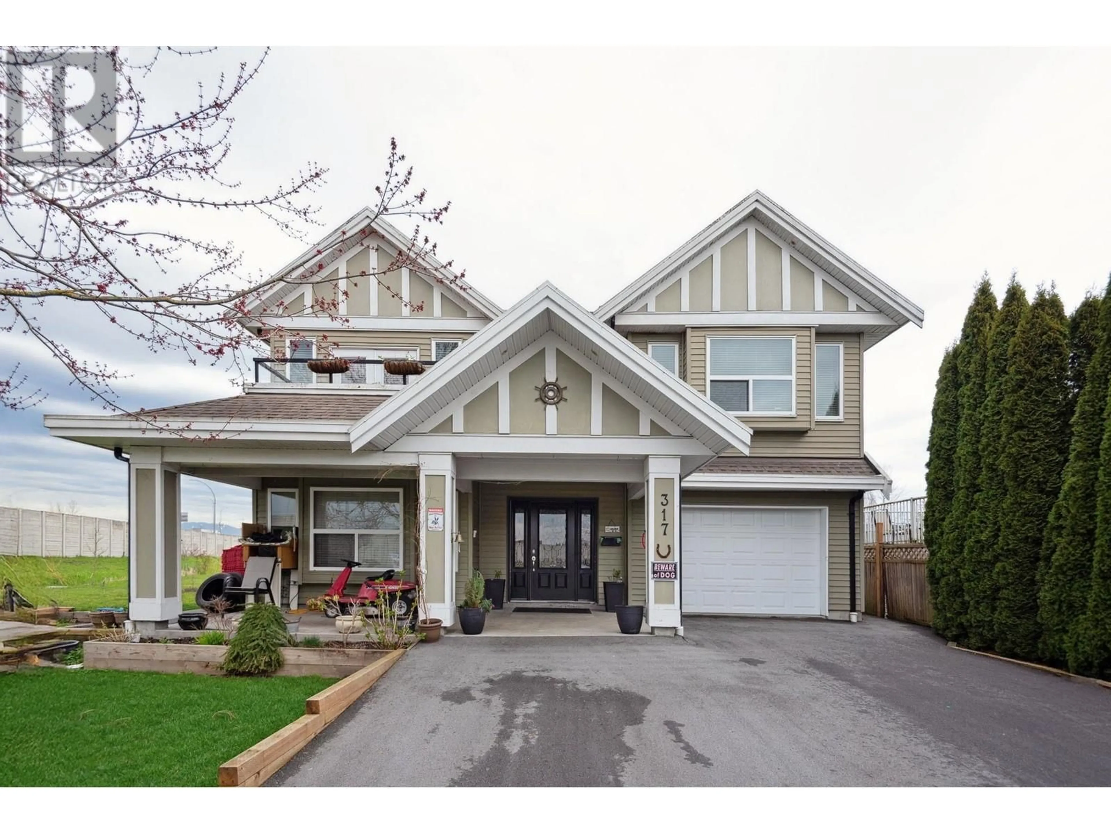 Home with vinyl exterior material, street for 317 JARDINE STREET, New Westminster British Columbia V3M5M6
