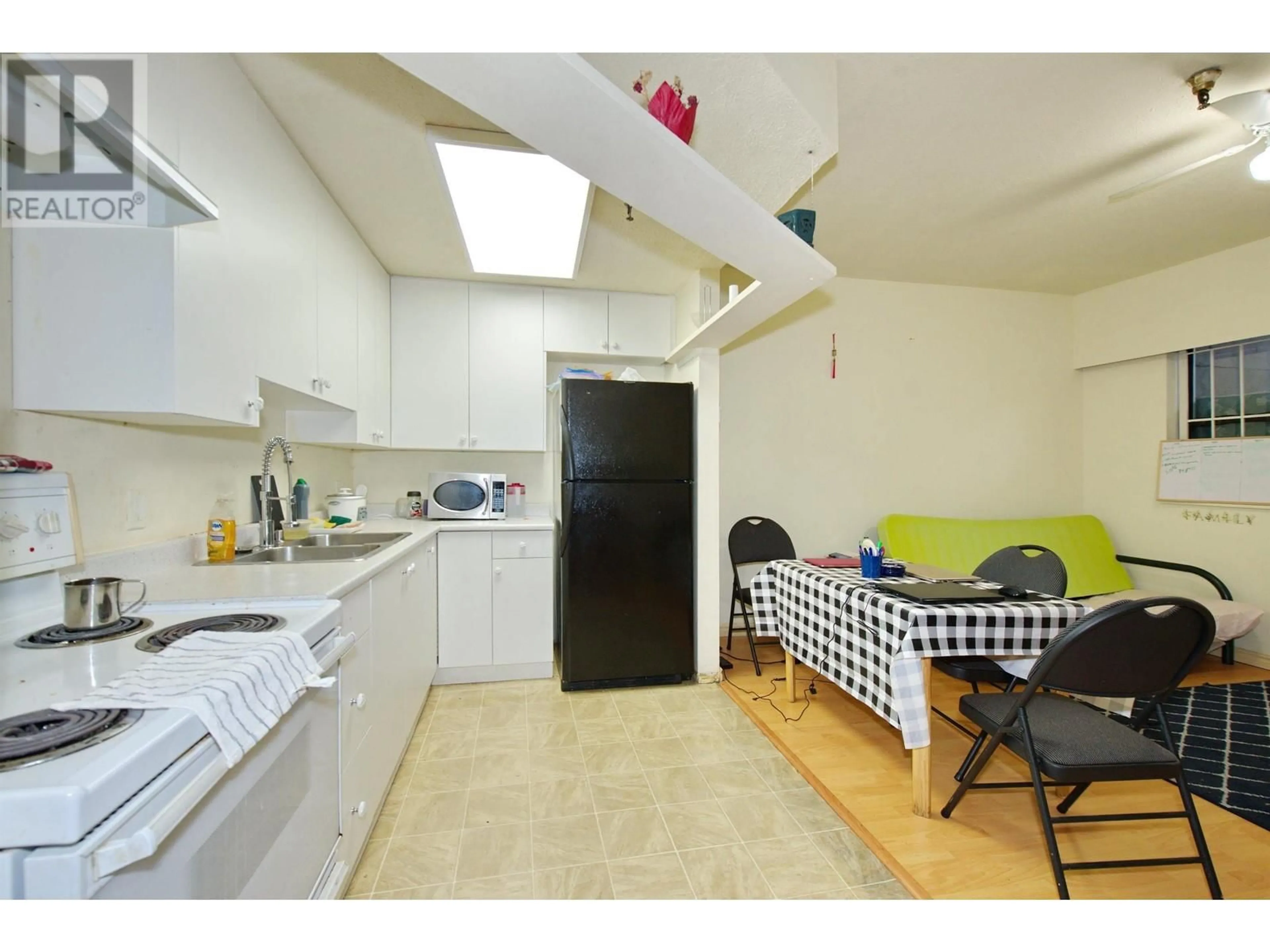 Standard kitchen, unknown for 2 - 862 BROADWAY, Vancouver British Columbia V5T1Y1
