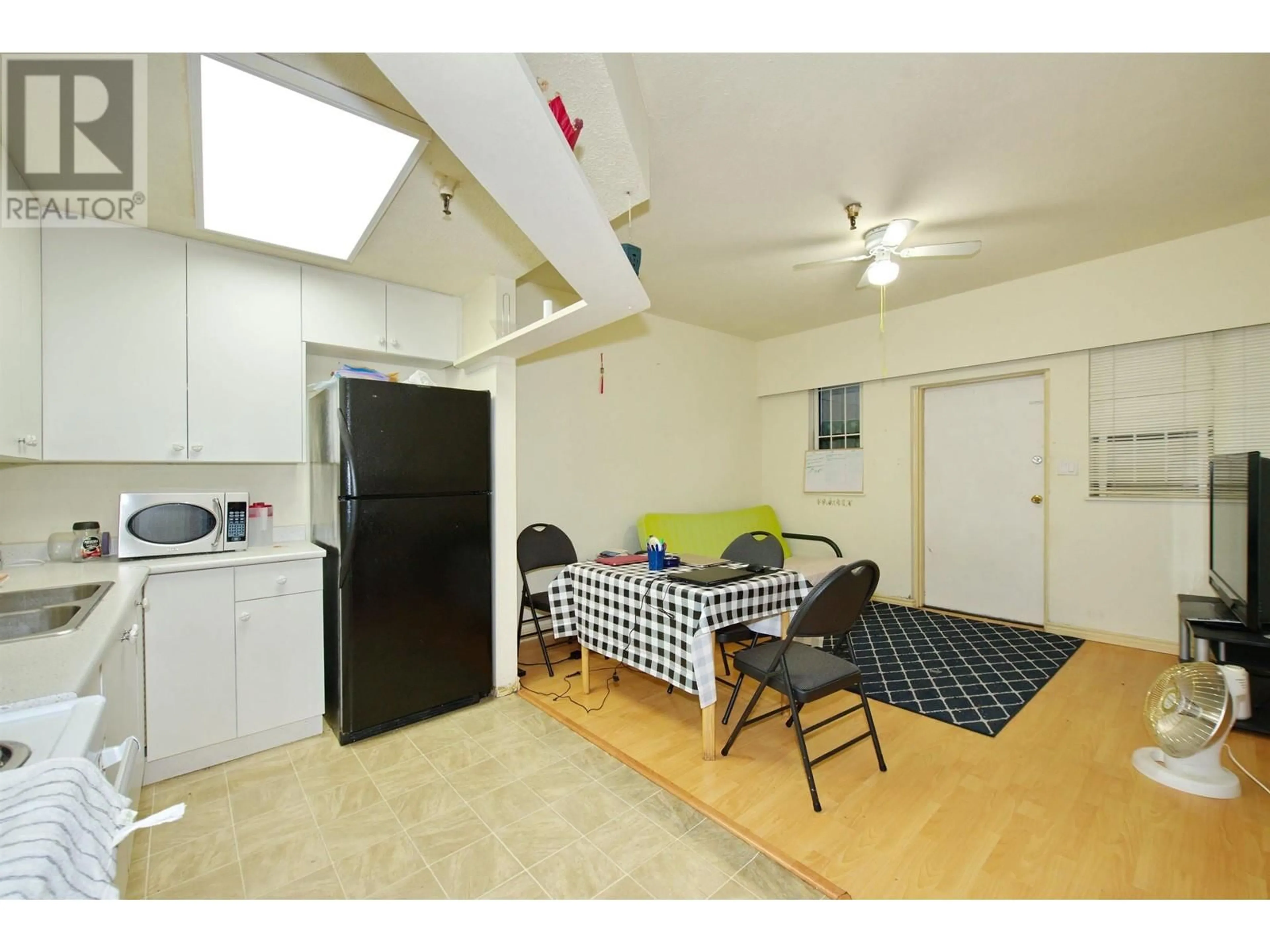 A pic of a room for 2 - 862 BROADWAY, Vancouver British Columbia V5T1Y1