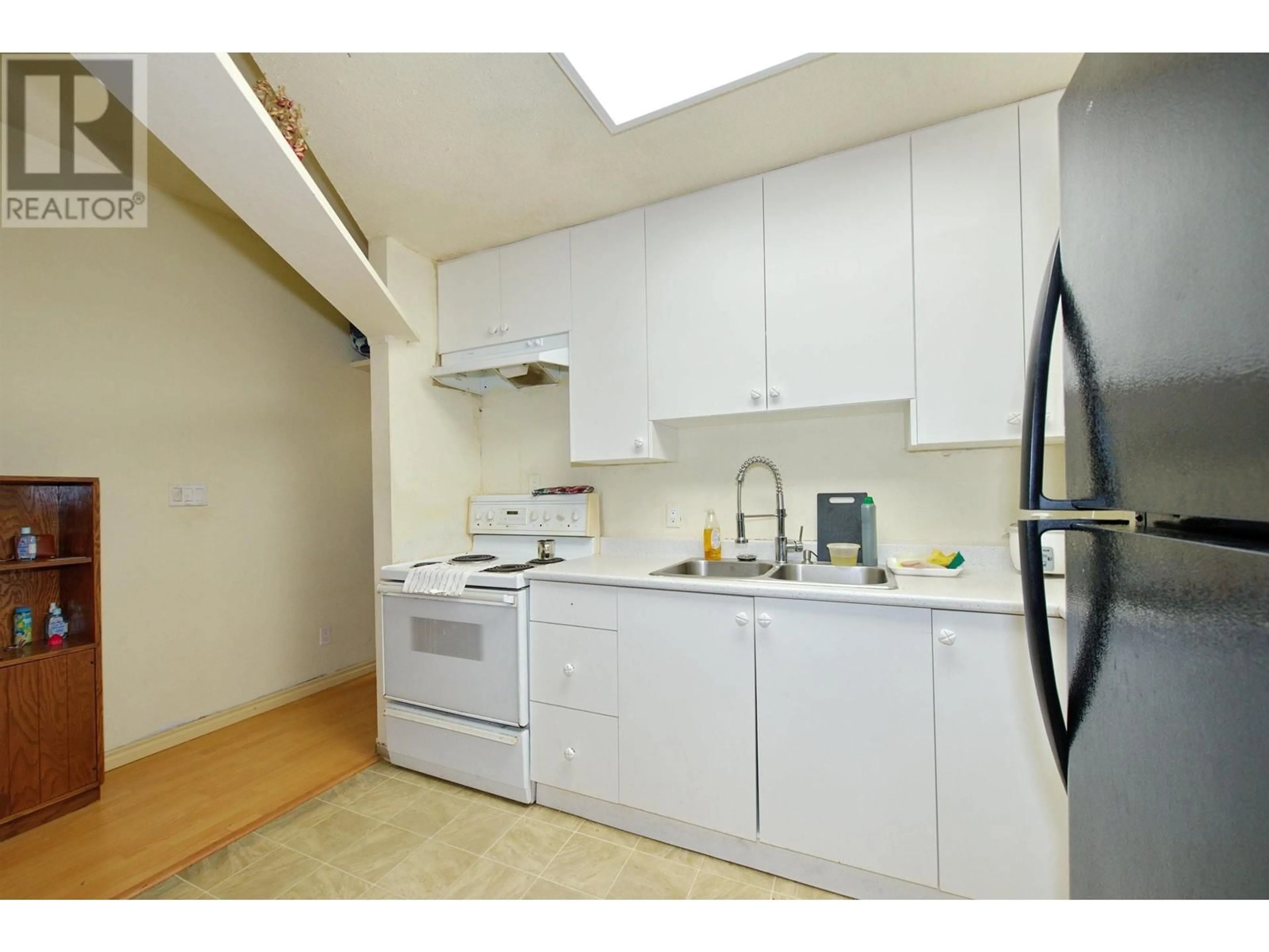 Standard kitchen, unknown for 2 - 862 BROADWAY, Vancouver British Columbia V5T1Y1
