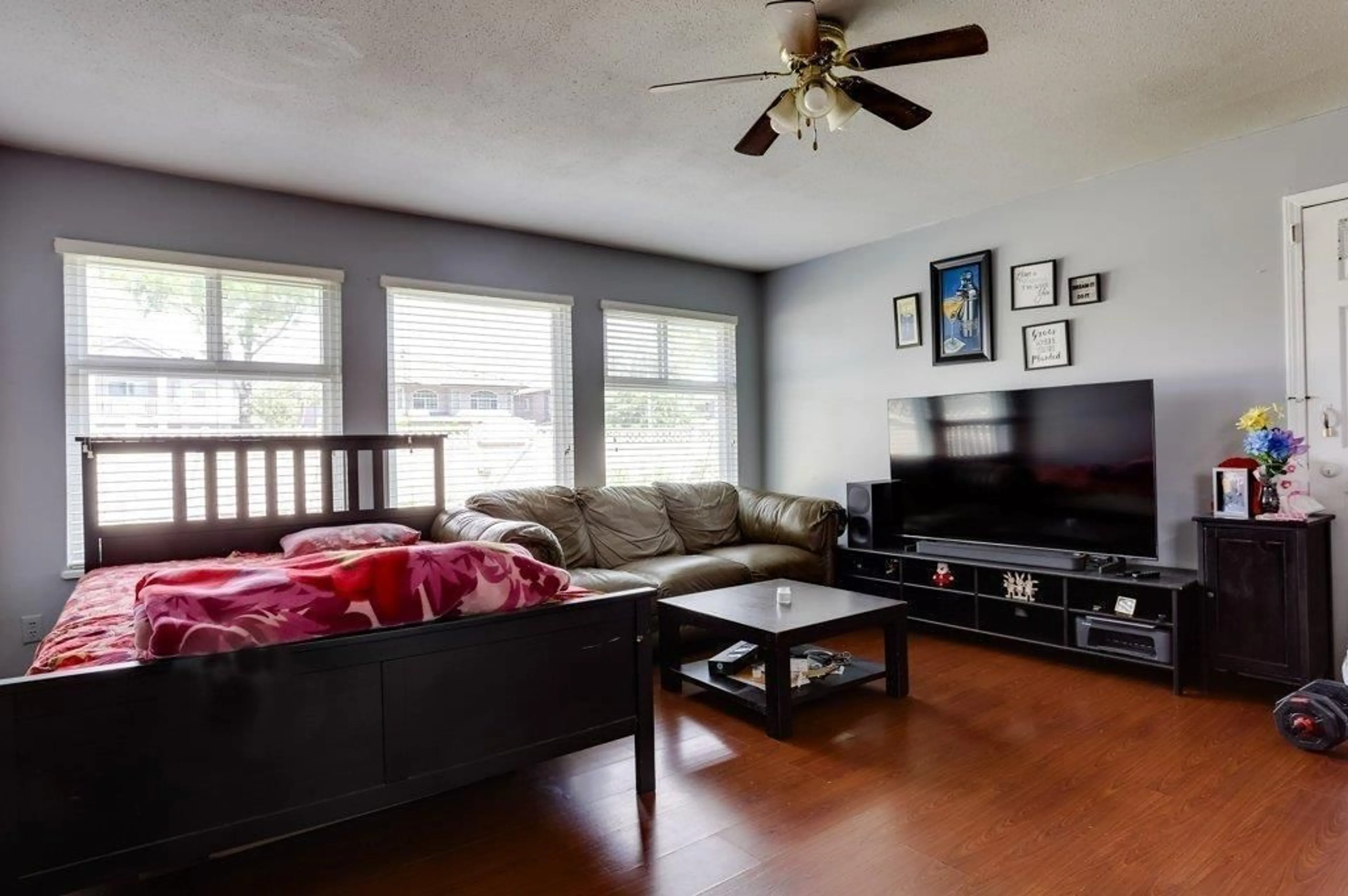 Living room with furniture, wood/laminate floor for 12290 64 AVENUE, Surrey British Columbia V3W1W7