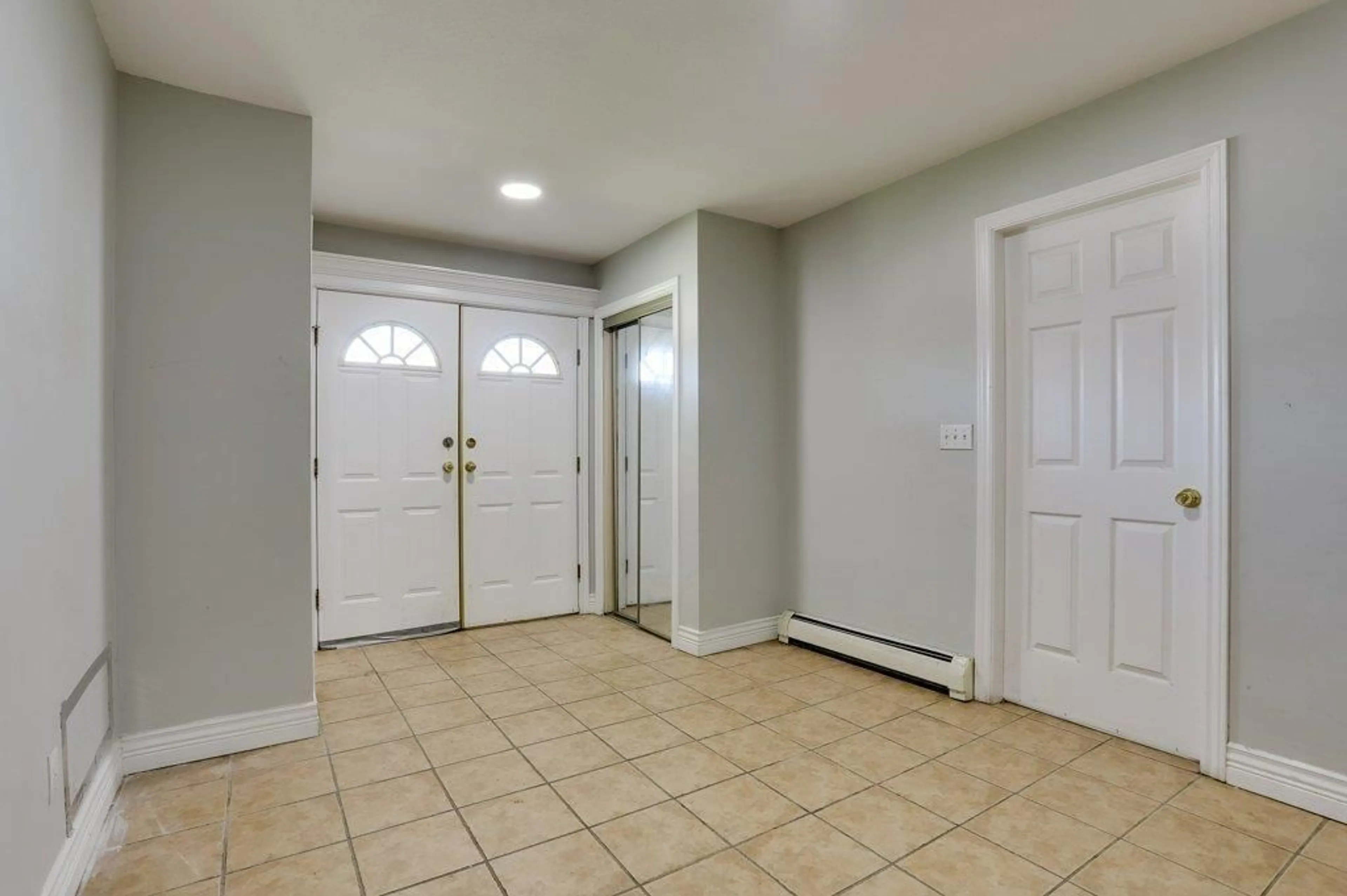 Indoor entryway for 12290 64 AVENUE, Surrey British Columbia V3W1W7
