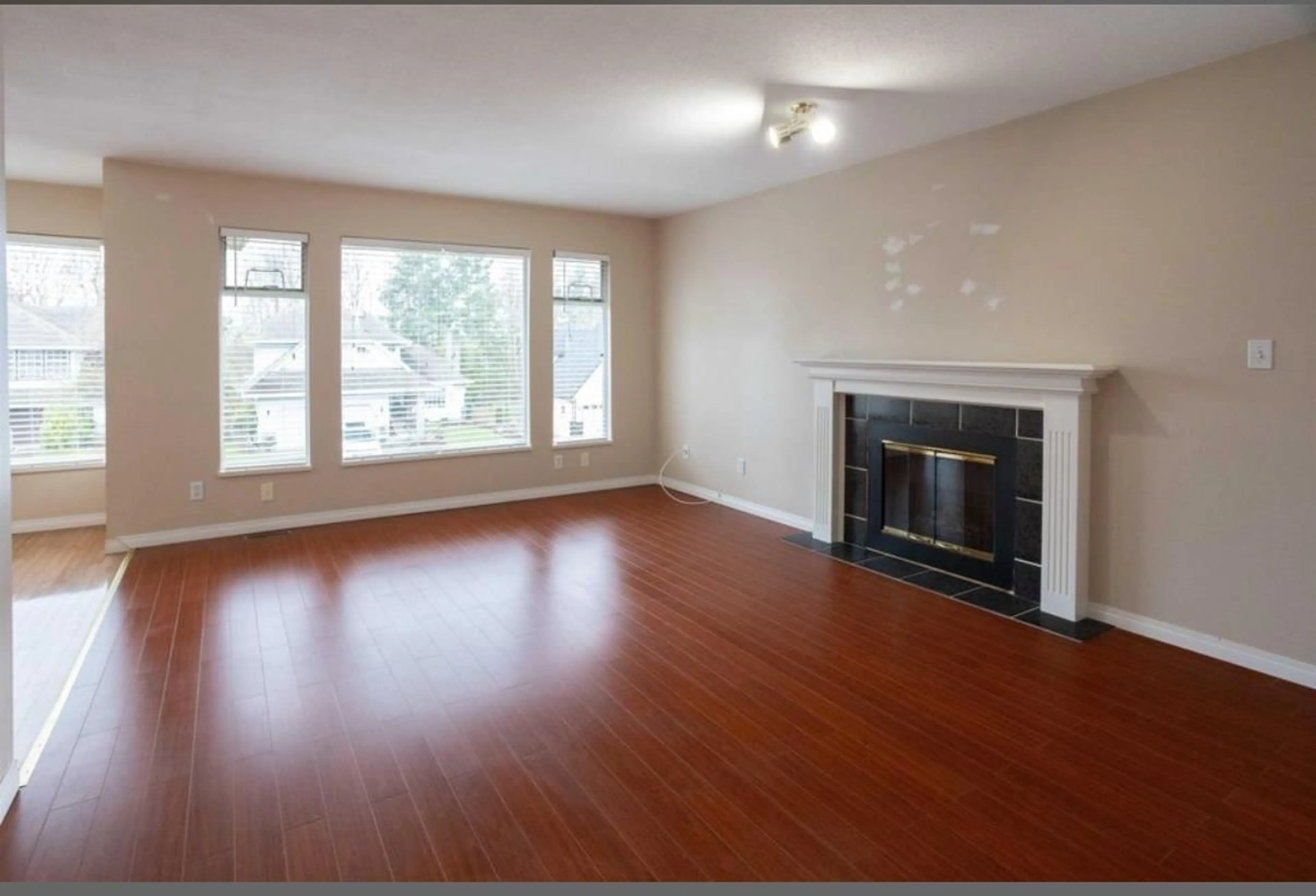 Living room with furniture, wood/laminate floor for 35351 SANDY HILL, Abbotsford British Columbia V3G1J2