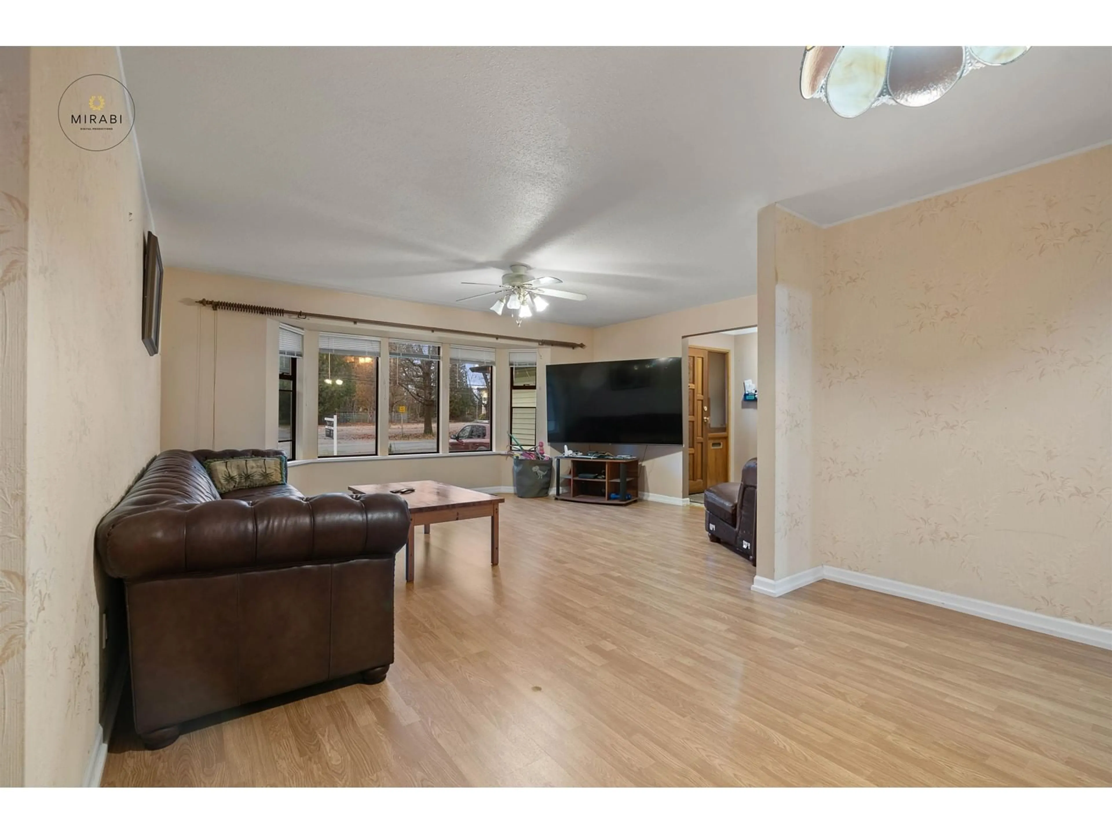 Living room with furniture, wood/laminate floor for 19976 49, Langley British Columbia V3A3R6