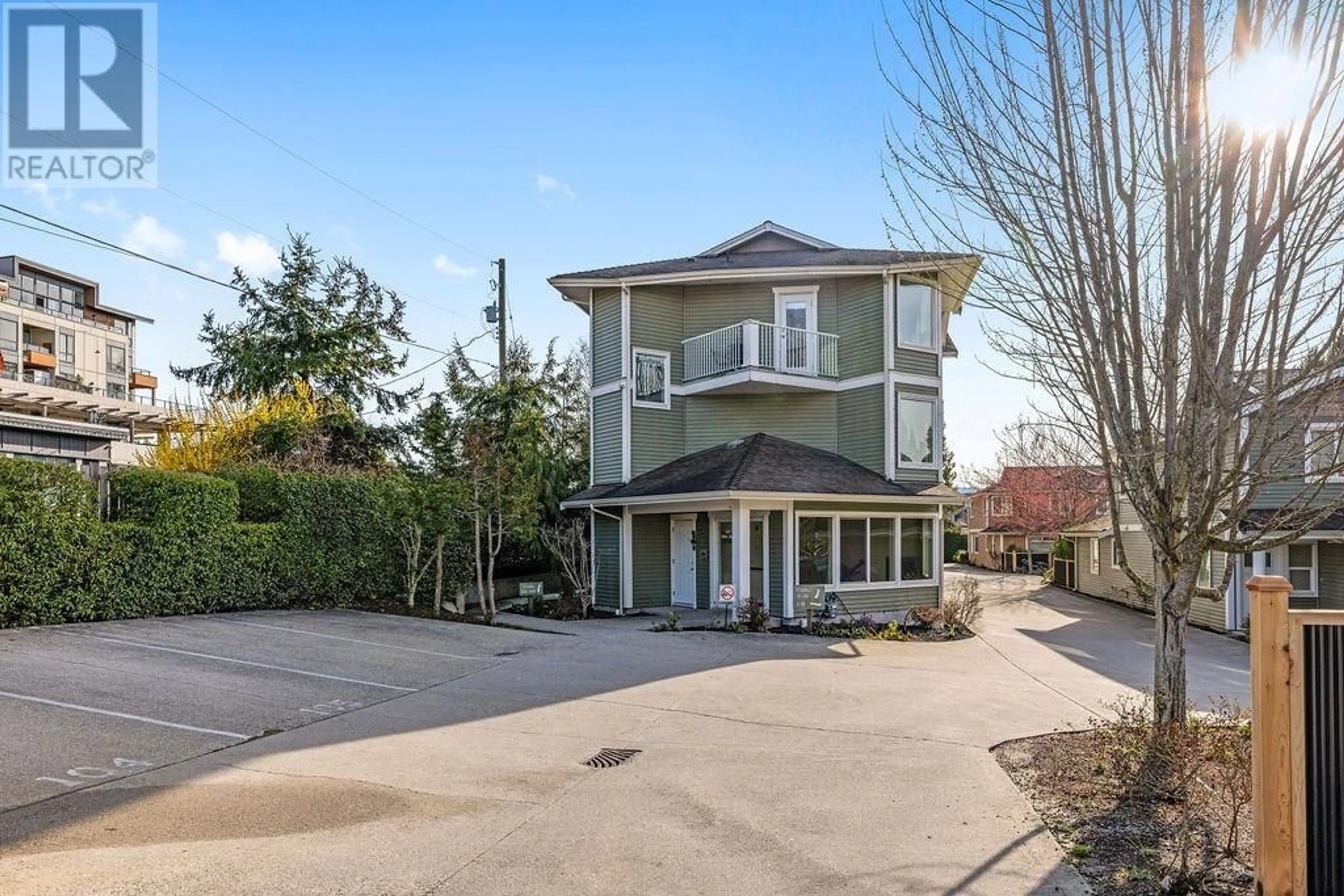 A pic from outside/outdoor area/front of a property/back of a property/a pic from drone, street for 102 - 624 SHAW ROAD, Gibsons British Columbia V0N1V8