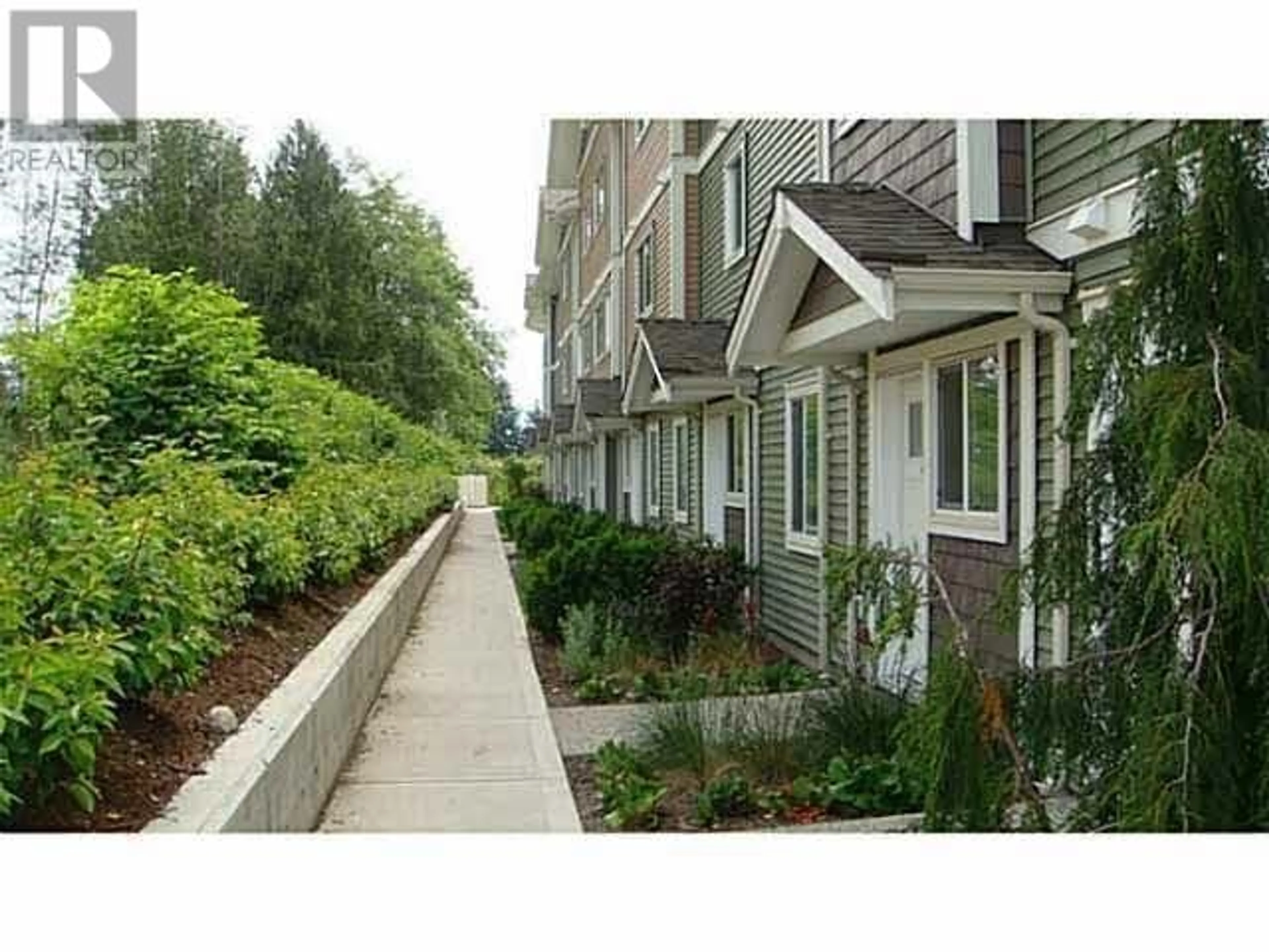 Patio, street for 102 - 624 SHAW ROAD, Gibsons British Columbia V0N1V8