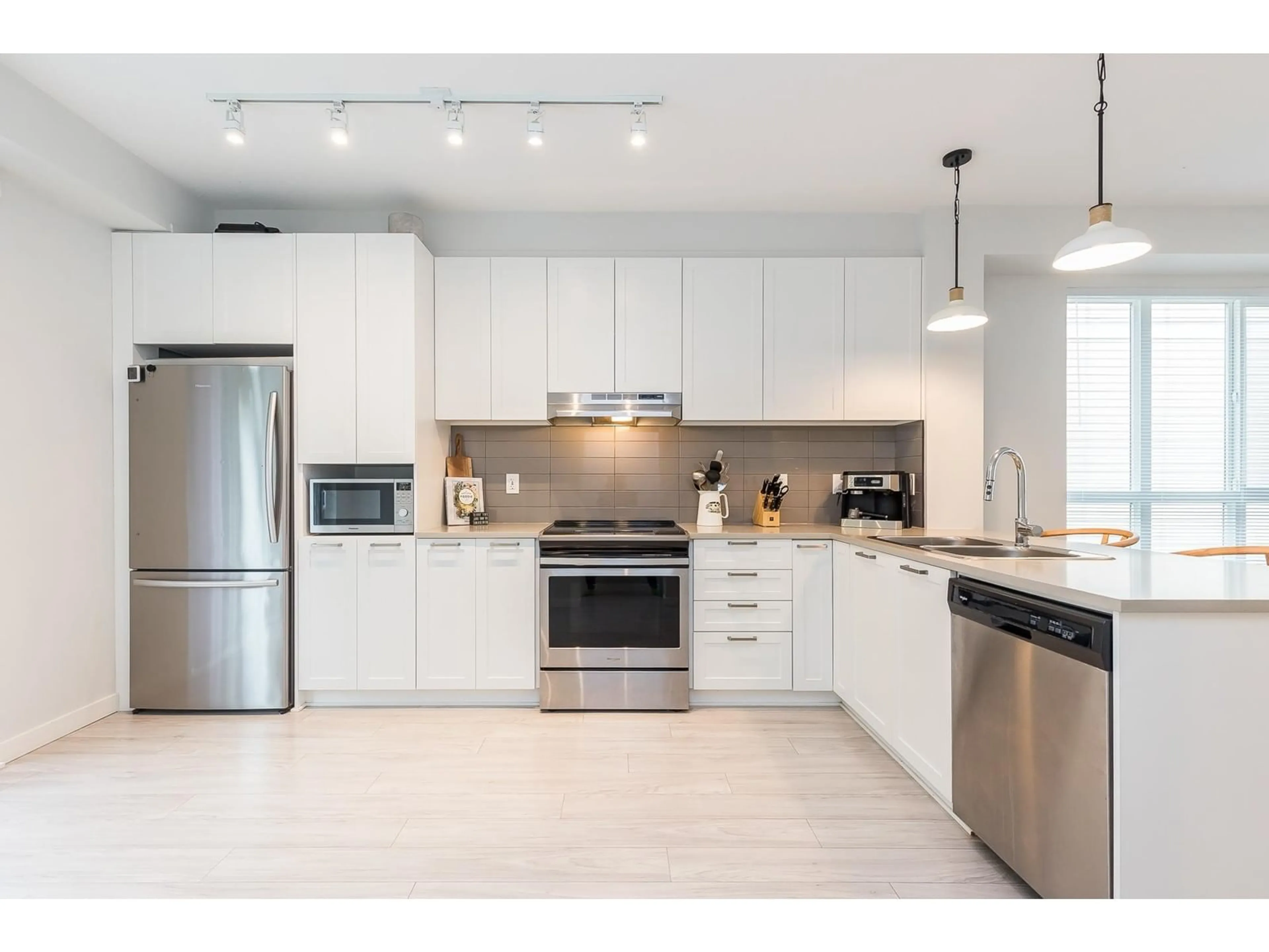 Open concept kitchen, ceramic/tile floor for 8 - 8335 NELSON, Mission British Columbia V4S0E4