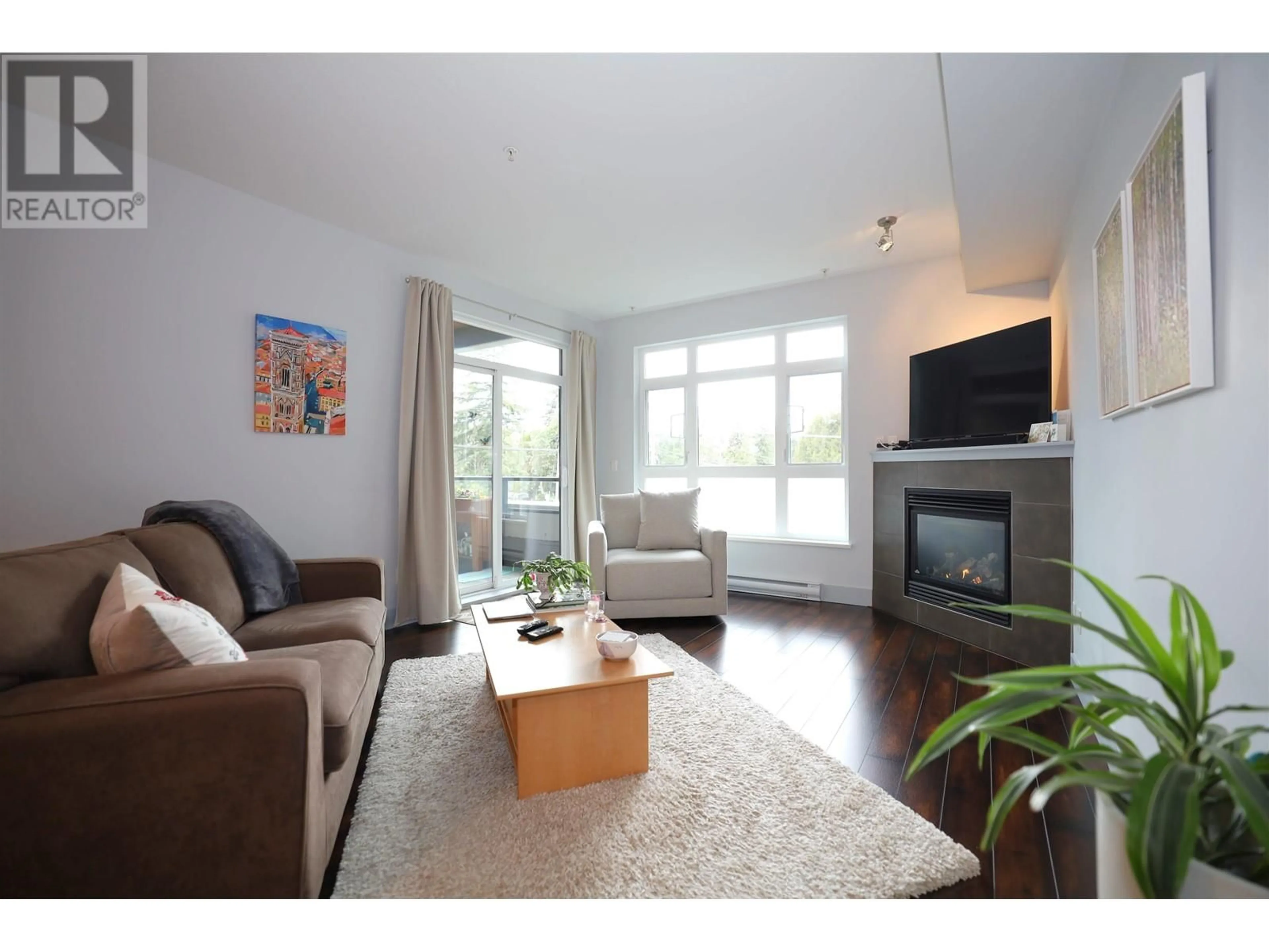 Living room with furniture, wood/laminate floor for 209 - 5682 WHARF AVENUE, Sechelt British Columbia V7Z0J3